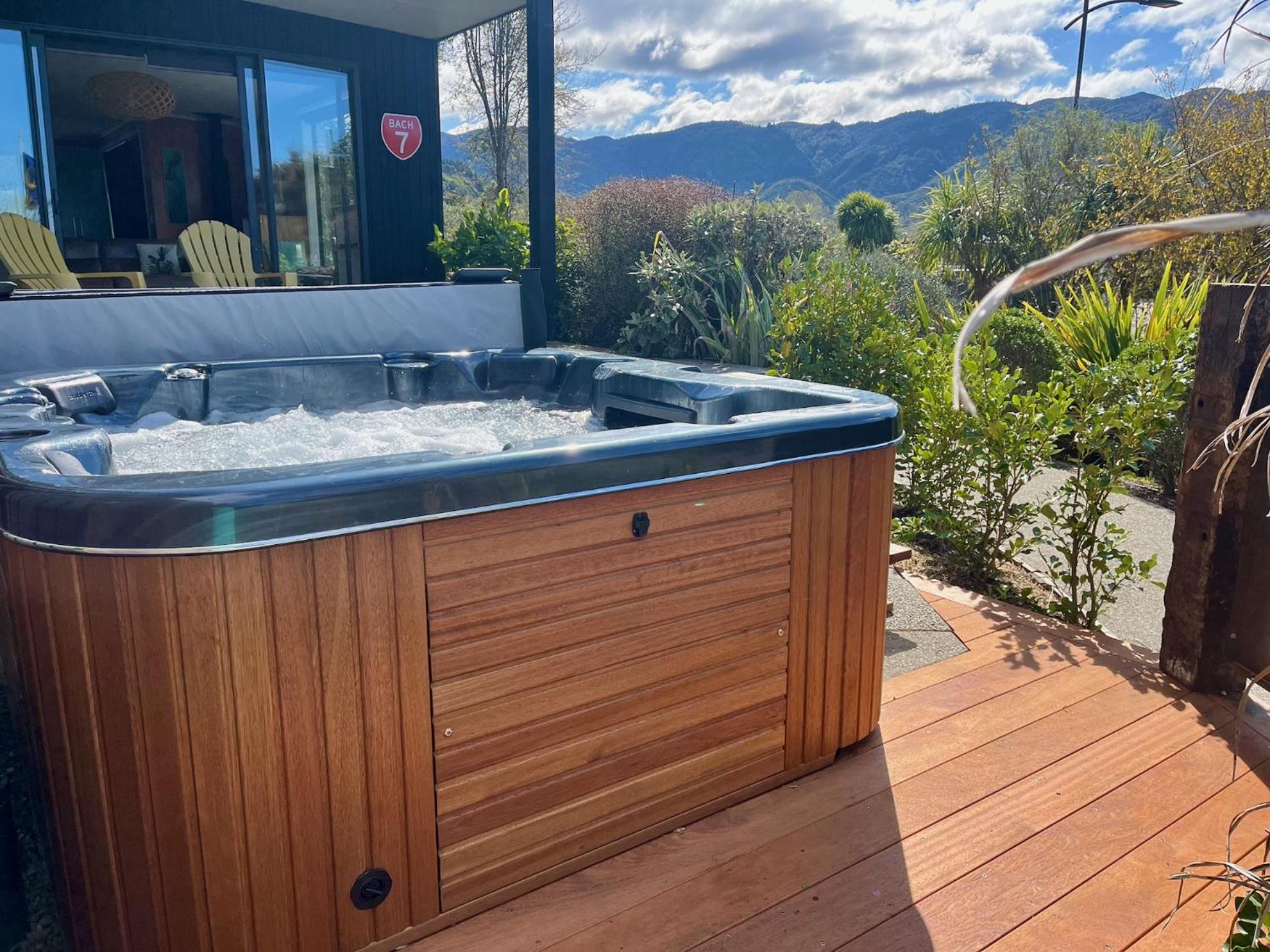 Bach 7 by The Sea - Spa Pool and Views view 3