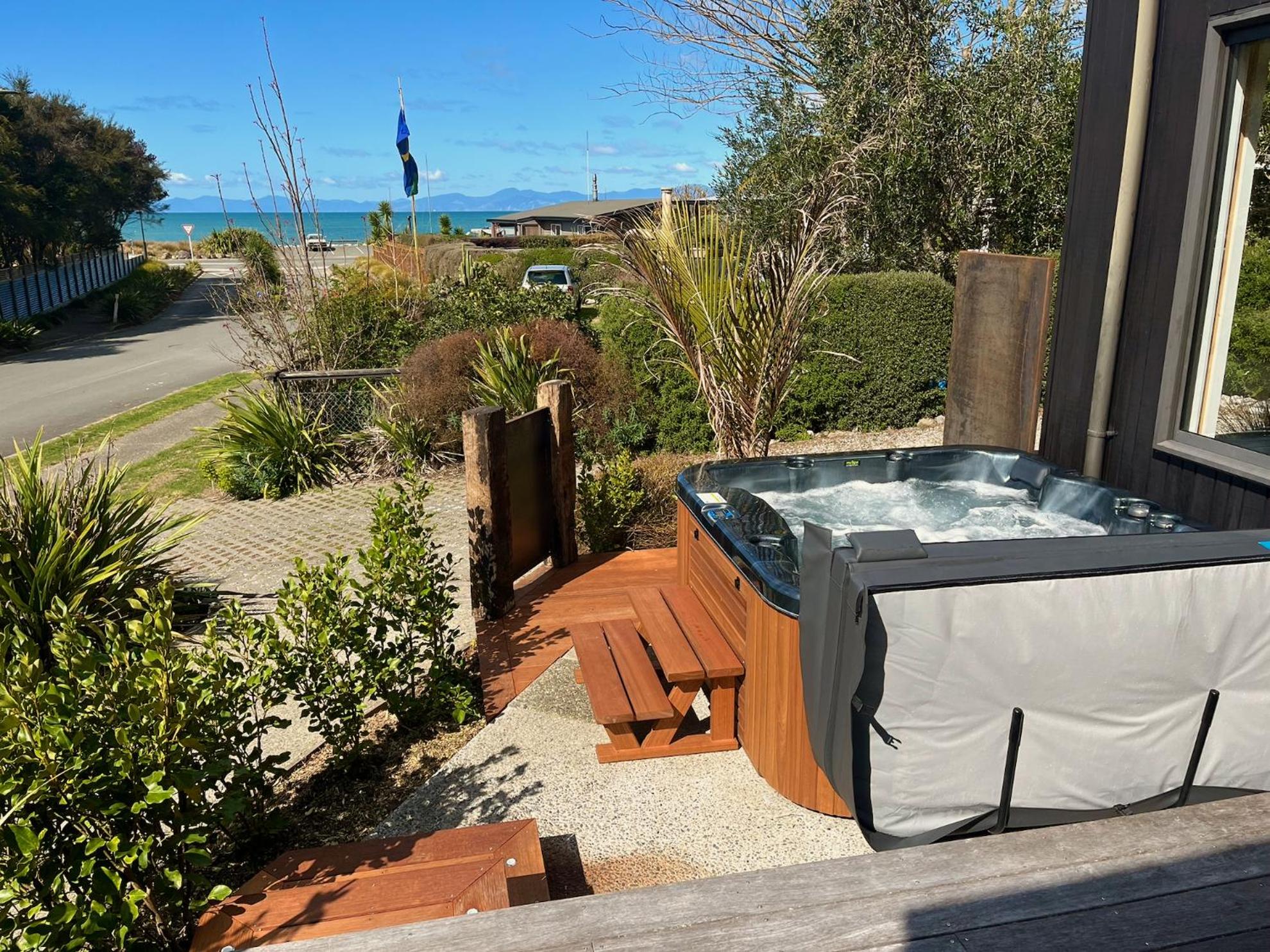 Bach 7 by The Sea - Spa Pool and Views view 2