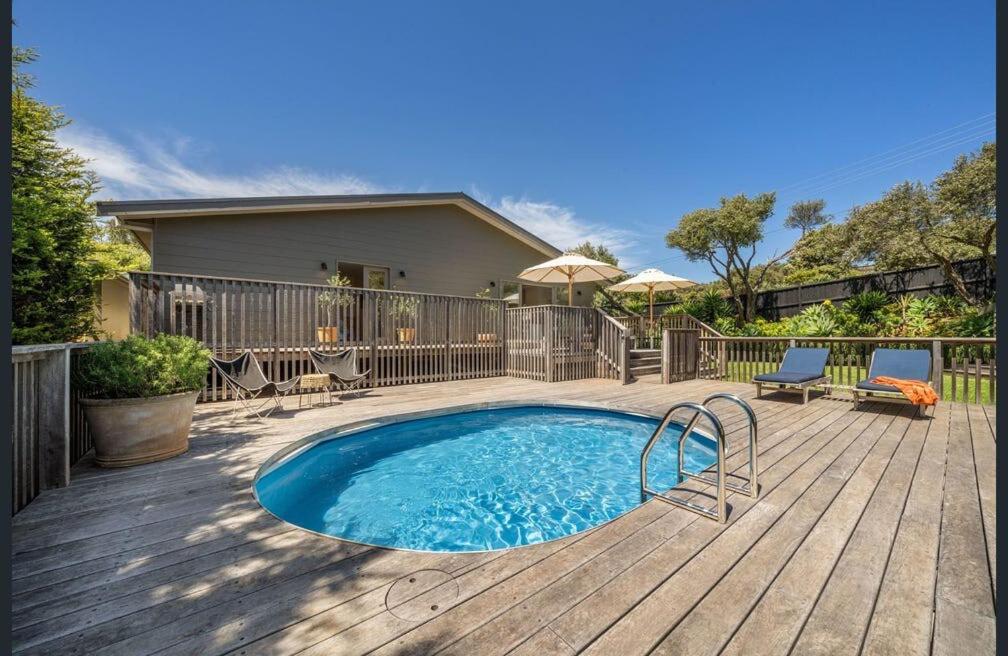 Westhaven Walk to Beach Shop Pool Spa Open Fire