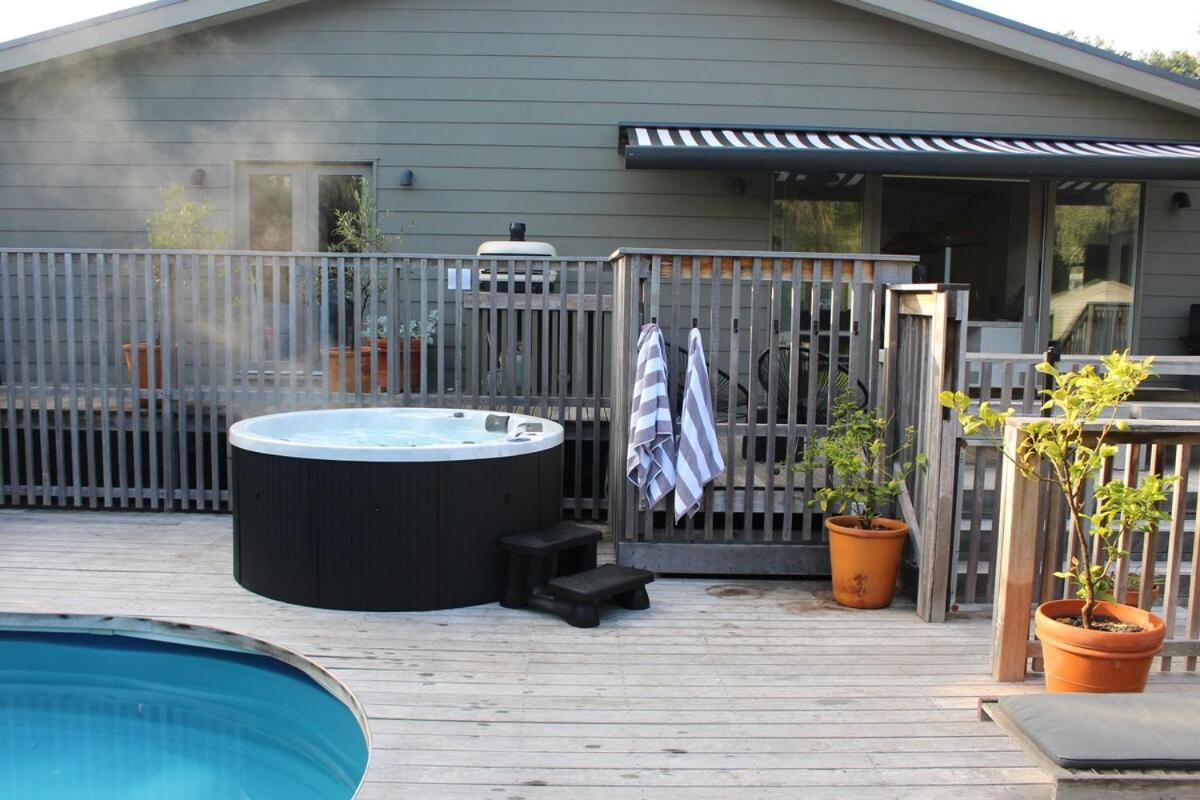 Westhaven Walk to Beach Shop Pool Spa Open Fire
