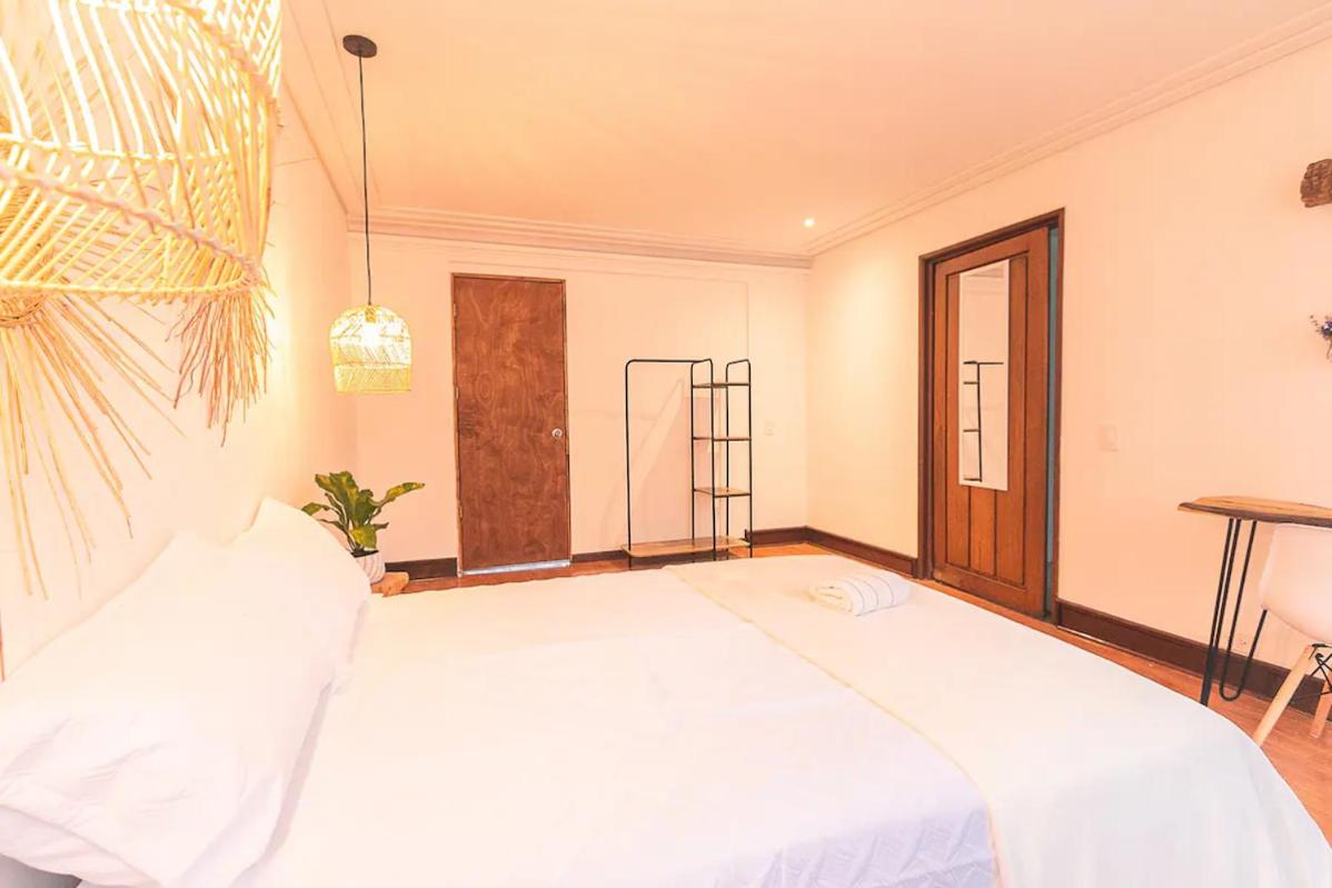 Habitacion con baño compartido en el Poblado -A6
