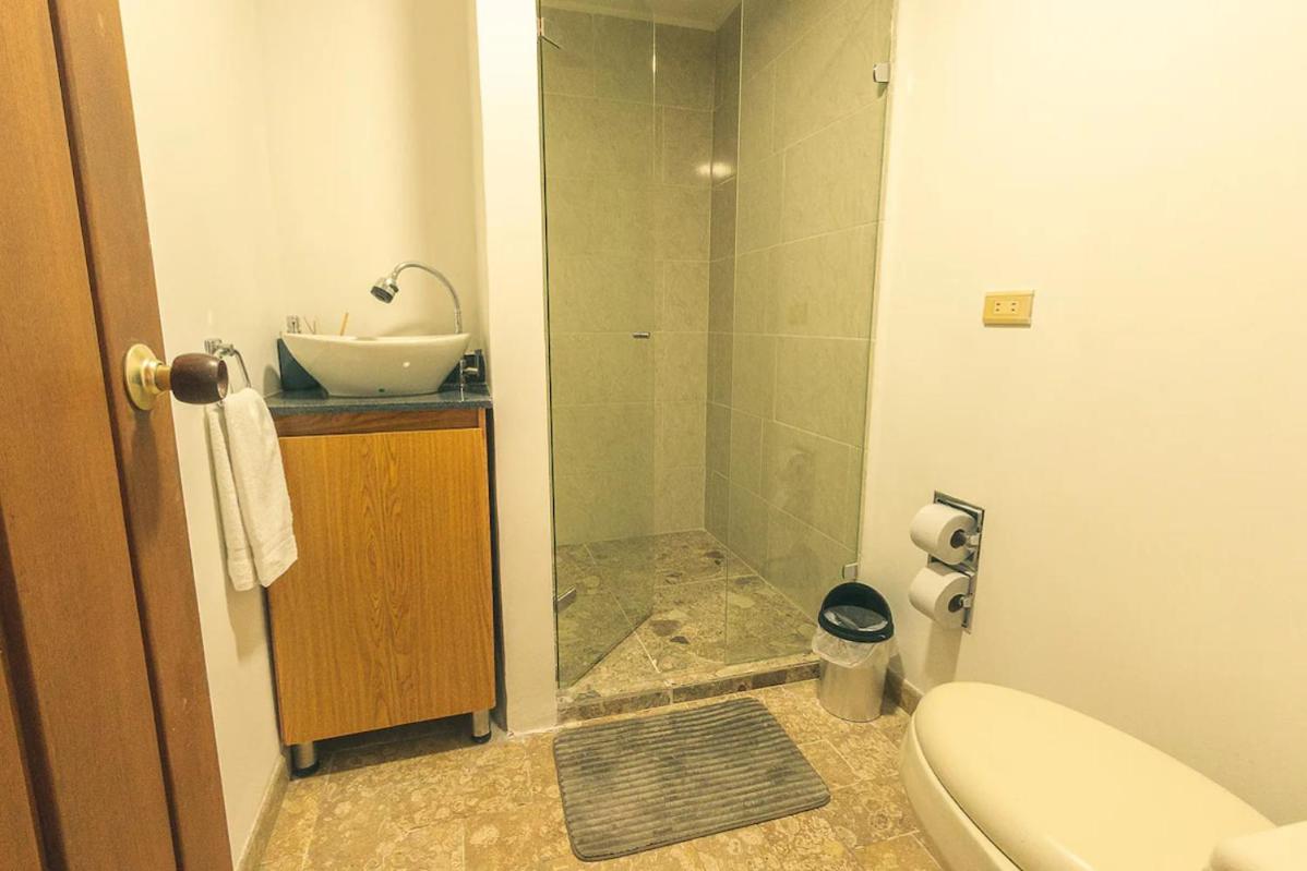 Habitacion con baño compartido en el Poblado -A6
