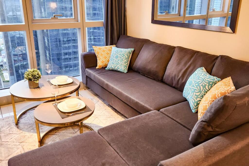 Spacious Executive 3br Apt with PS4 & bathtub in BGC view 2