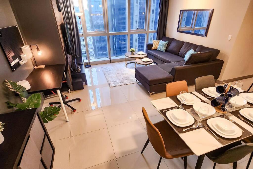 Spacious Executive 3br Apt with PS4 & bathtub in BGC view 3