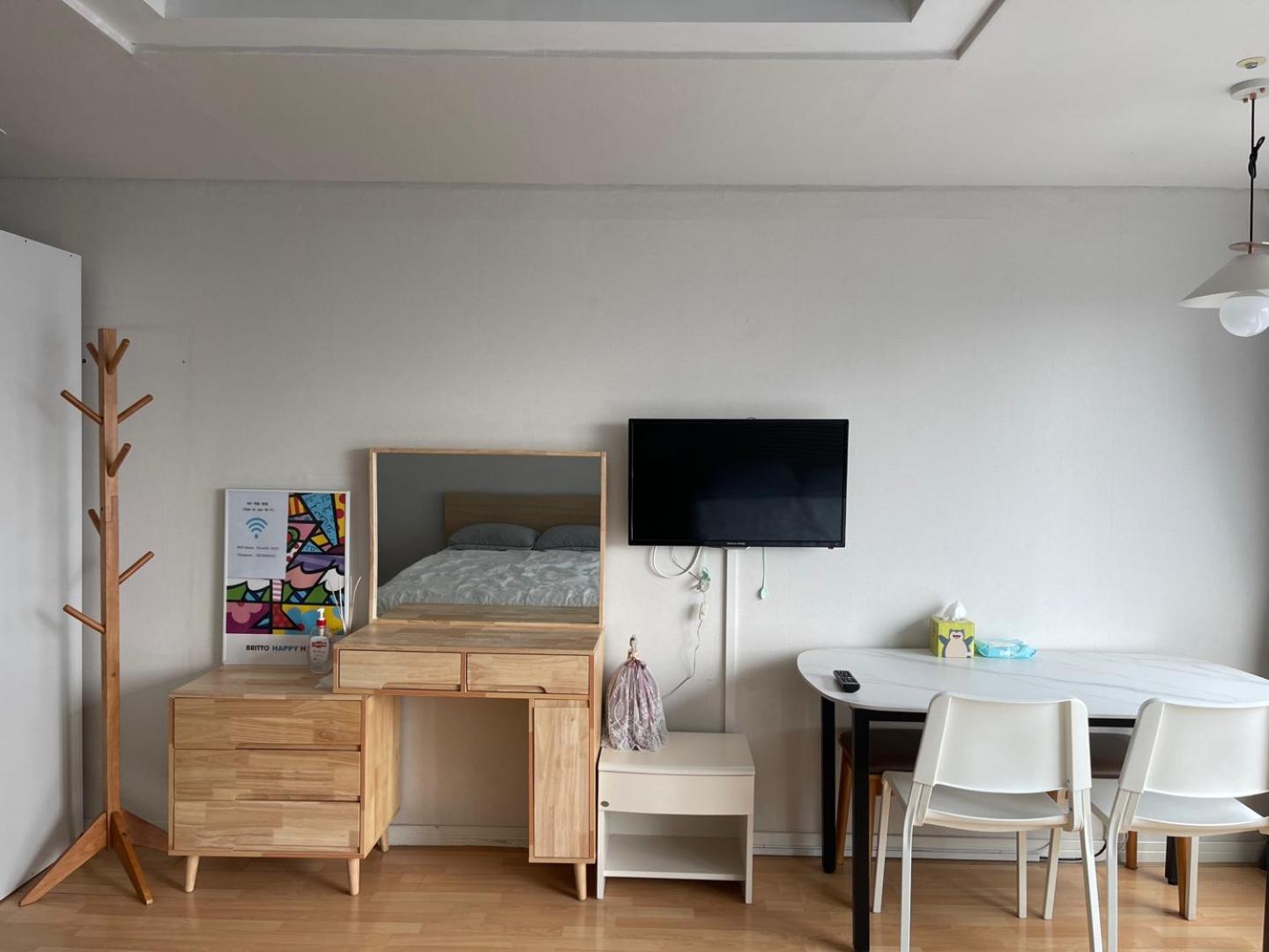 Hongdae Residence 3 - 1min from Hongik Uni station Exit #1 view 4