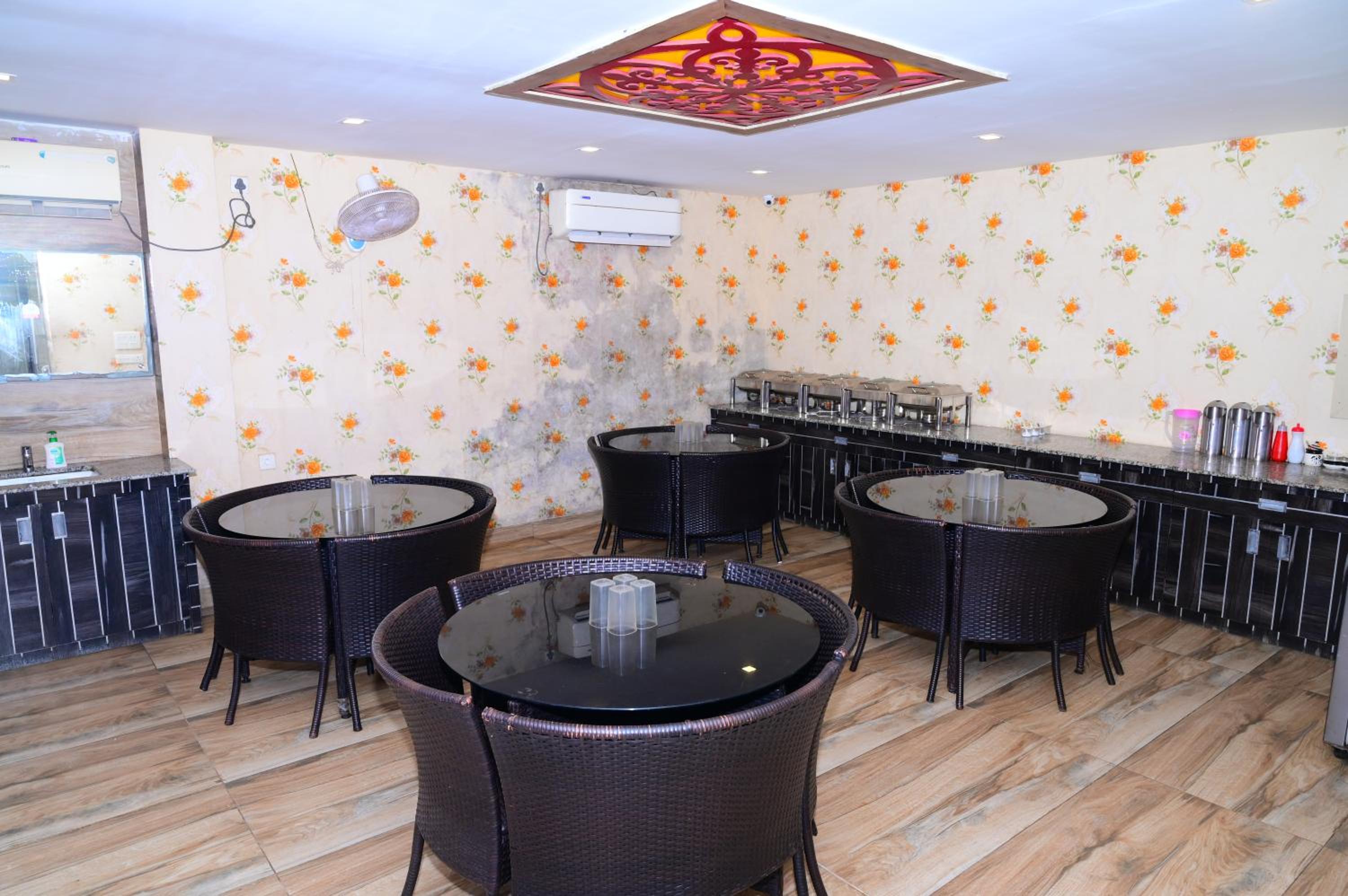 Mor Hotel Shivangi- Balcony Side Sea View Hotel-Near PURI Beach- Excellent Choice of Travellers view 5