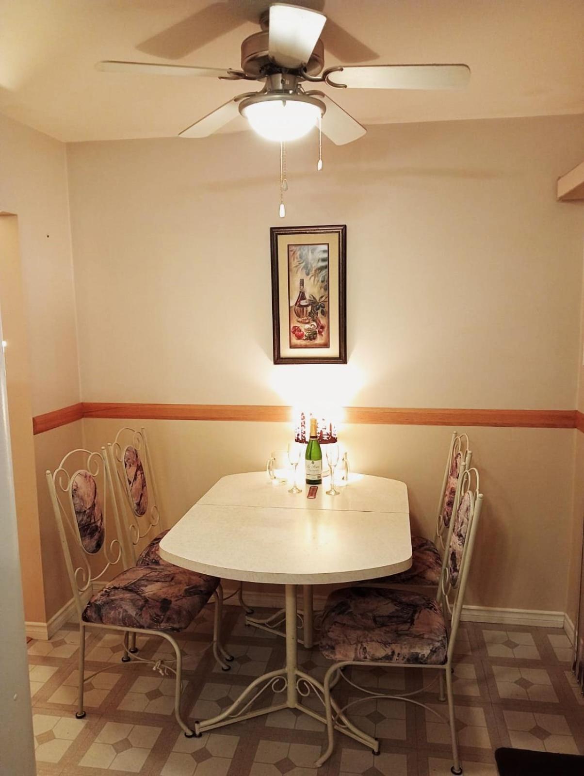 Langley Holiday Home - Stylish Room