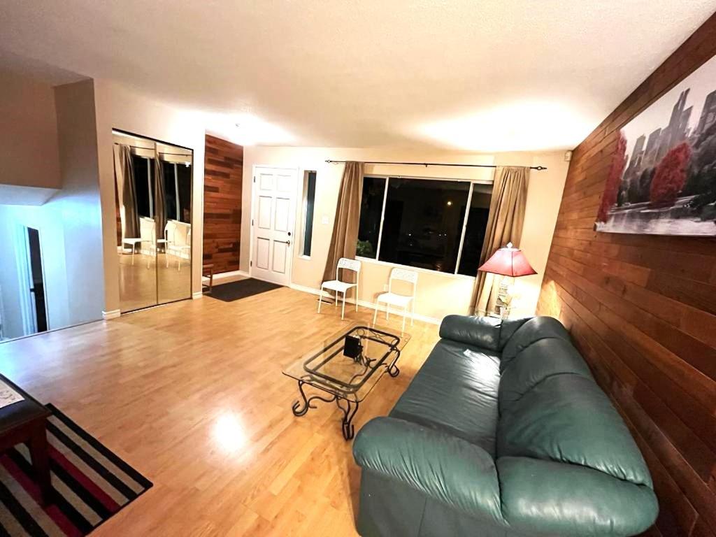 Romantic & Cosy Room - Minutes From Langley Downtown