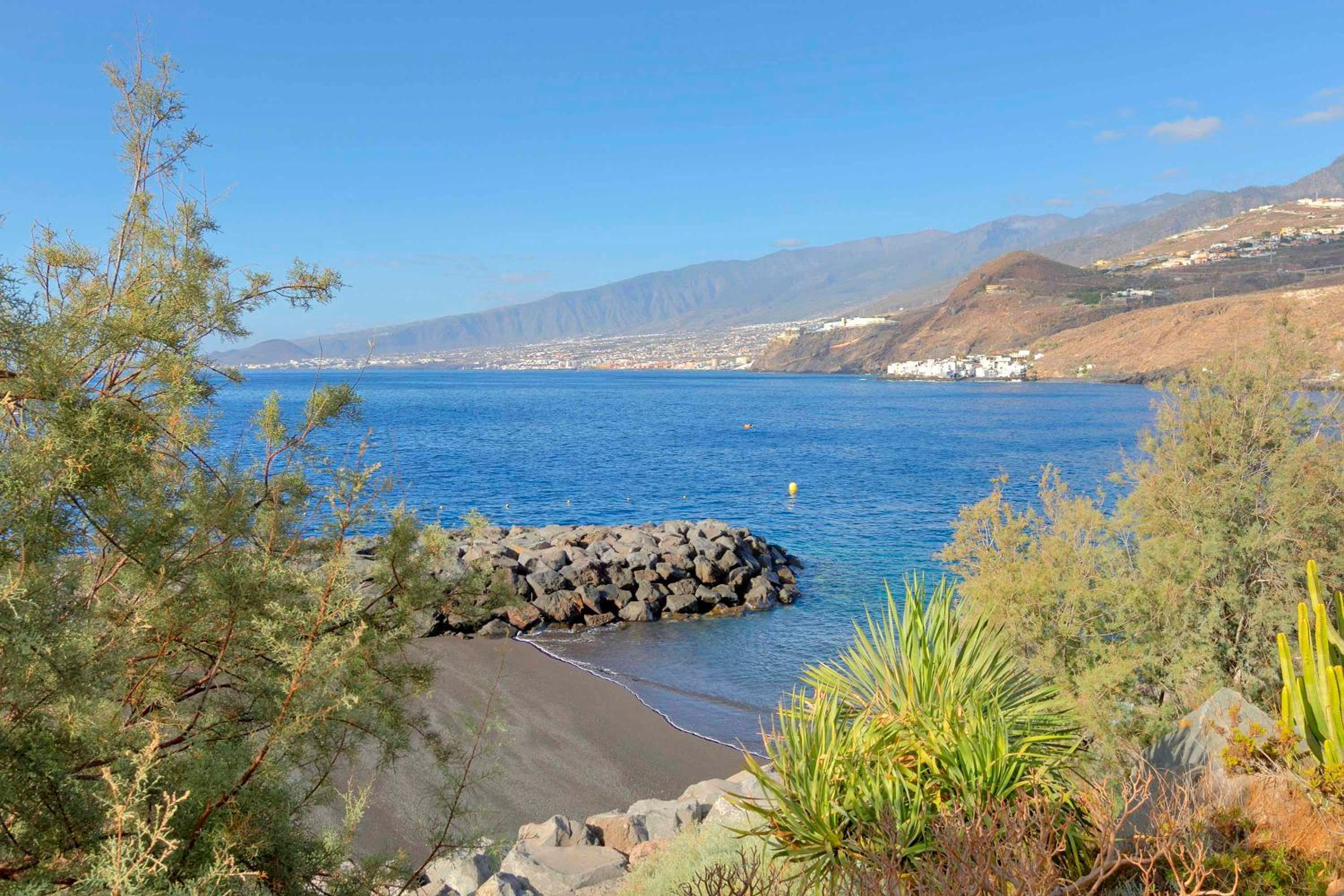 Beachfront Seaview Oasis - Private Terrace & Panoramic Ocean Views