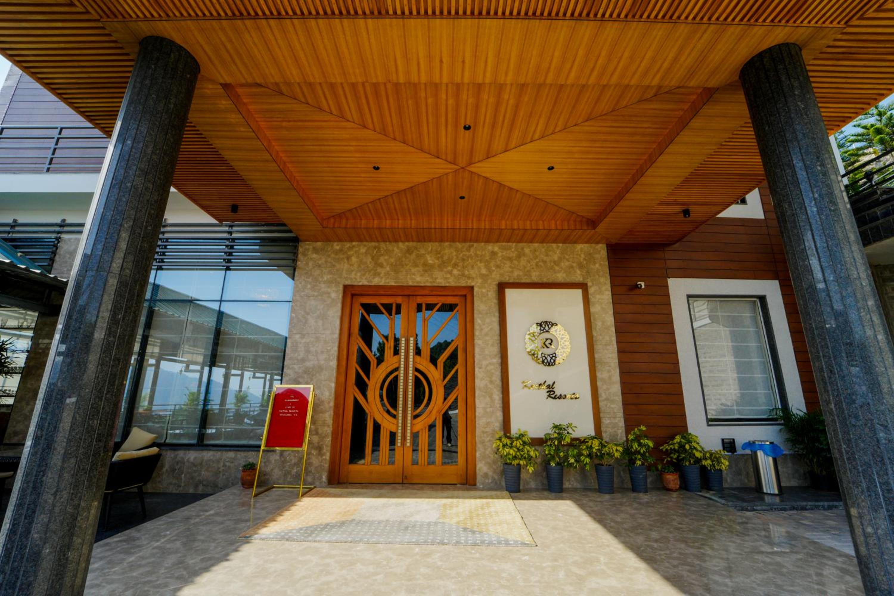 Kaithal Resort Kasauli !! Best Resort in Kasauli !! Bar !! Restaurant !! Garden !! Mountain View !!
