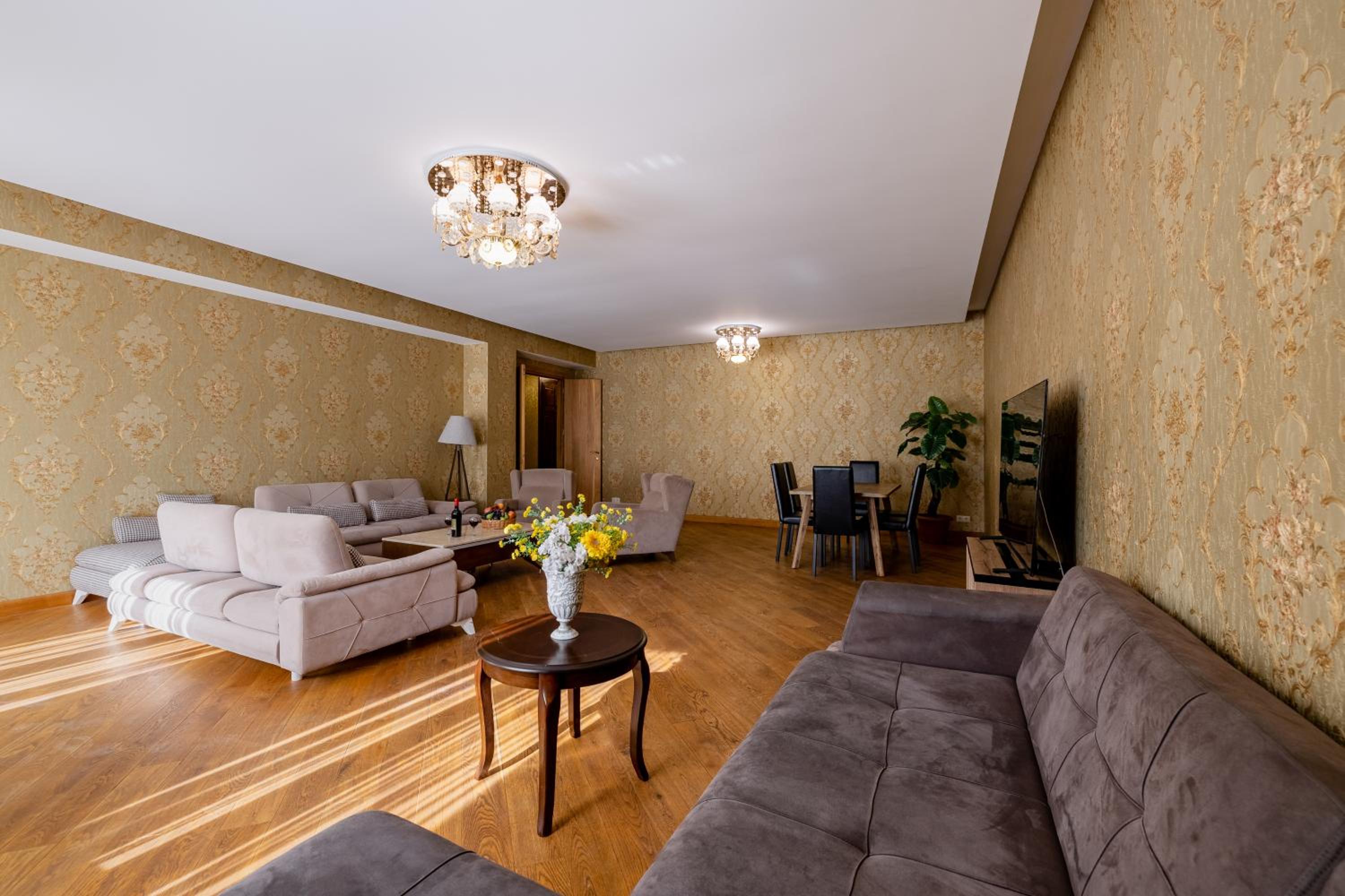 Central Cozy 5BD-5BATH Apartment
