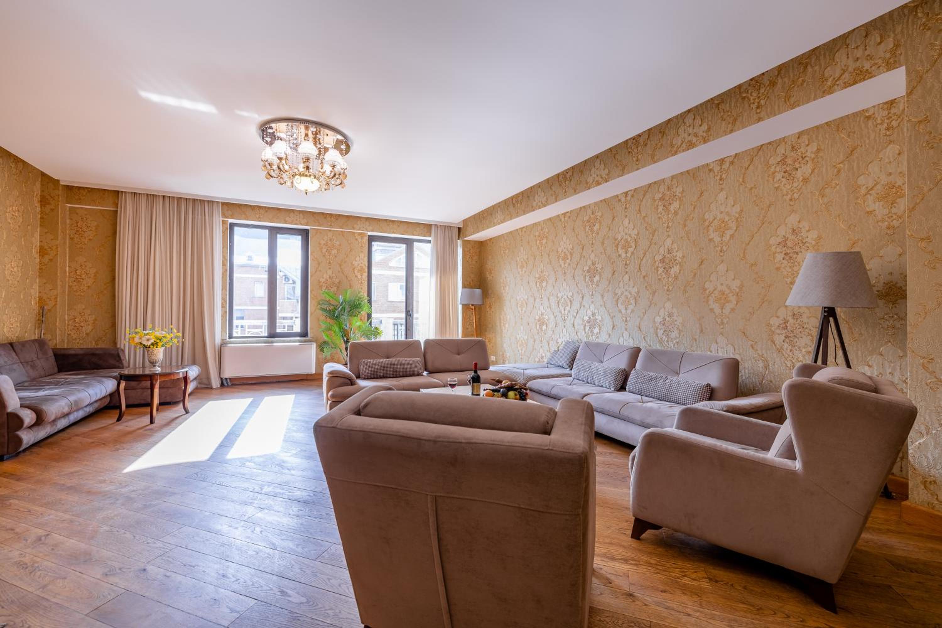 Central Cozy 5BD-5BATH Apartment