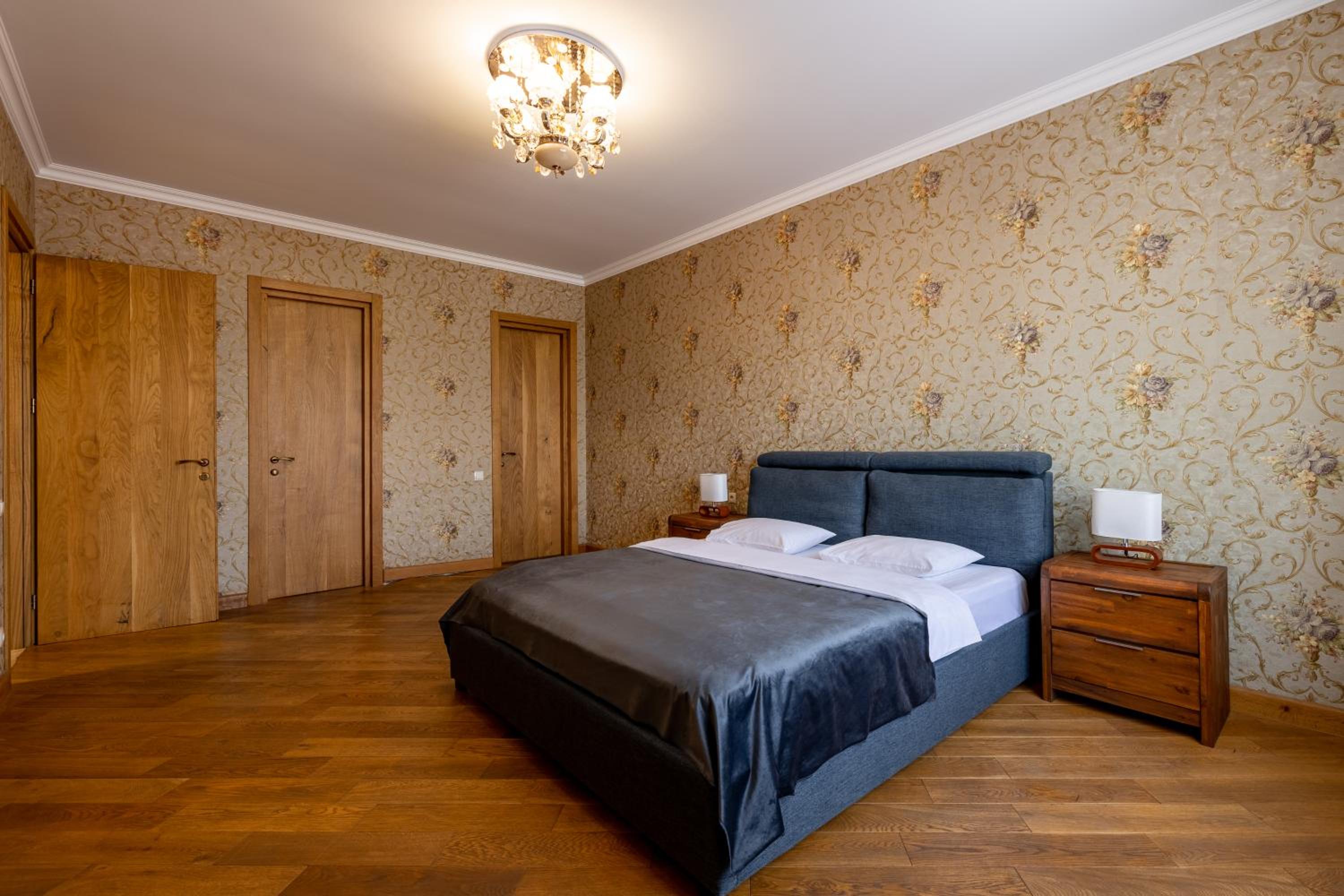 Central Cozy 5BD-5BATH Apartment