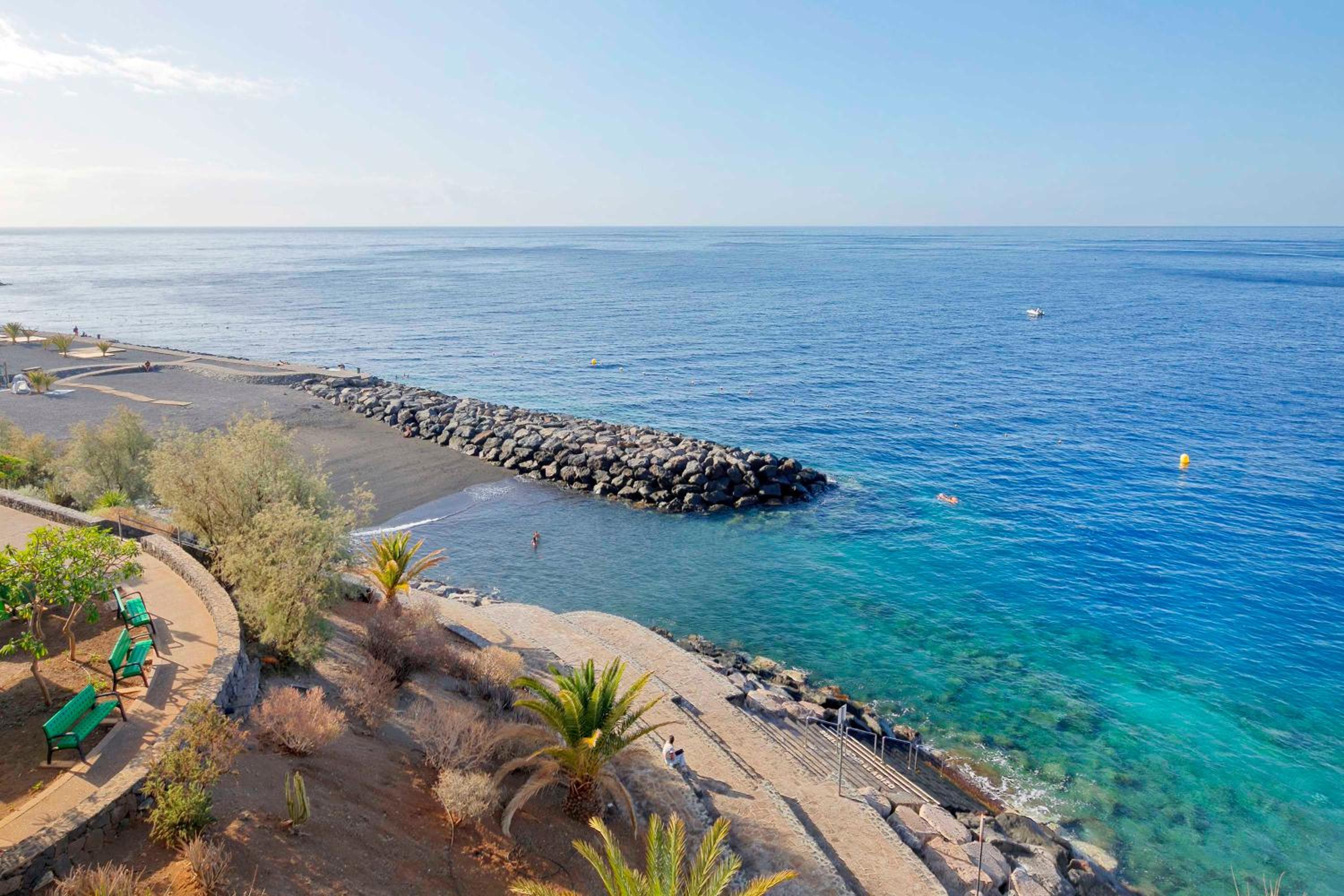 Beachfront Seaview Oasis - Private Terrace & Panoramic Ocean Views