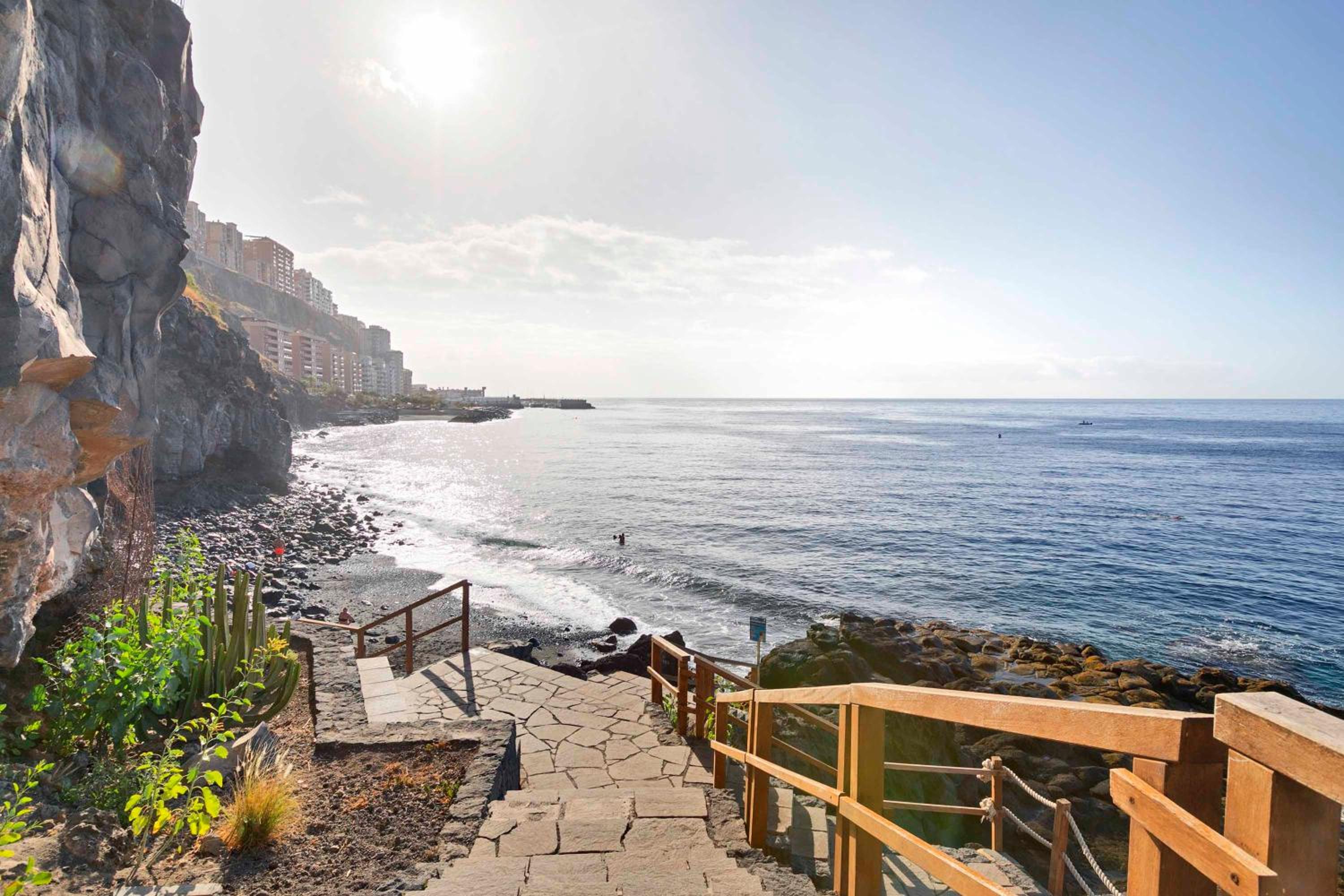 Beachfront Seaview Oasis - Private Terrace & Panoramic Ocean Views