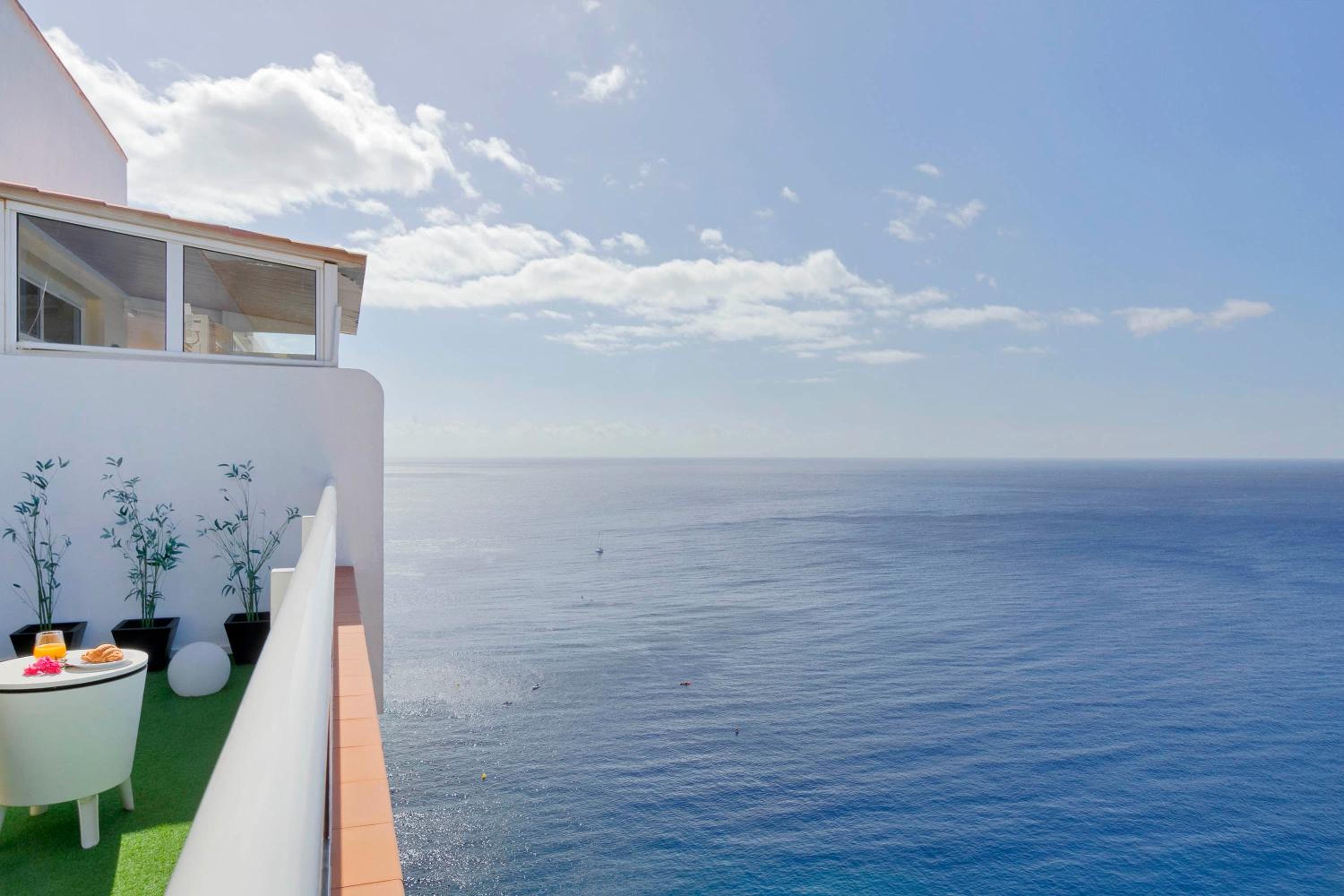 Beachfront Seaview Oasis - Private Terrace & Panoramic Ocean Views