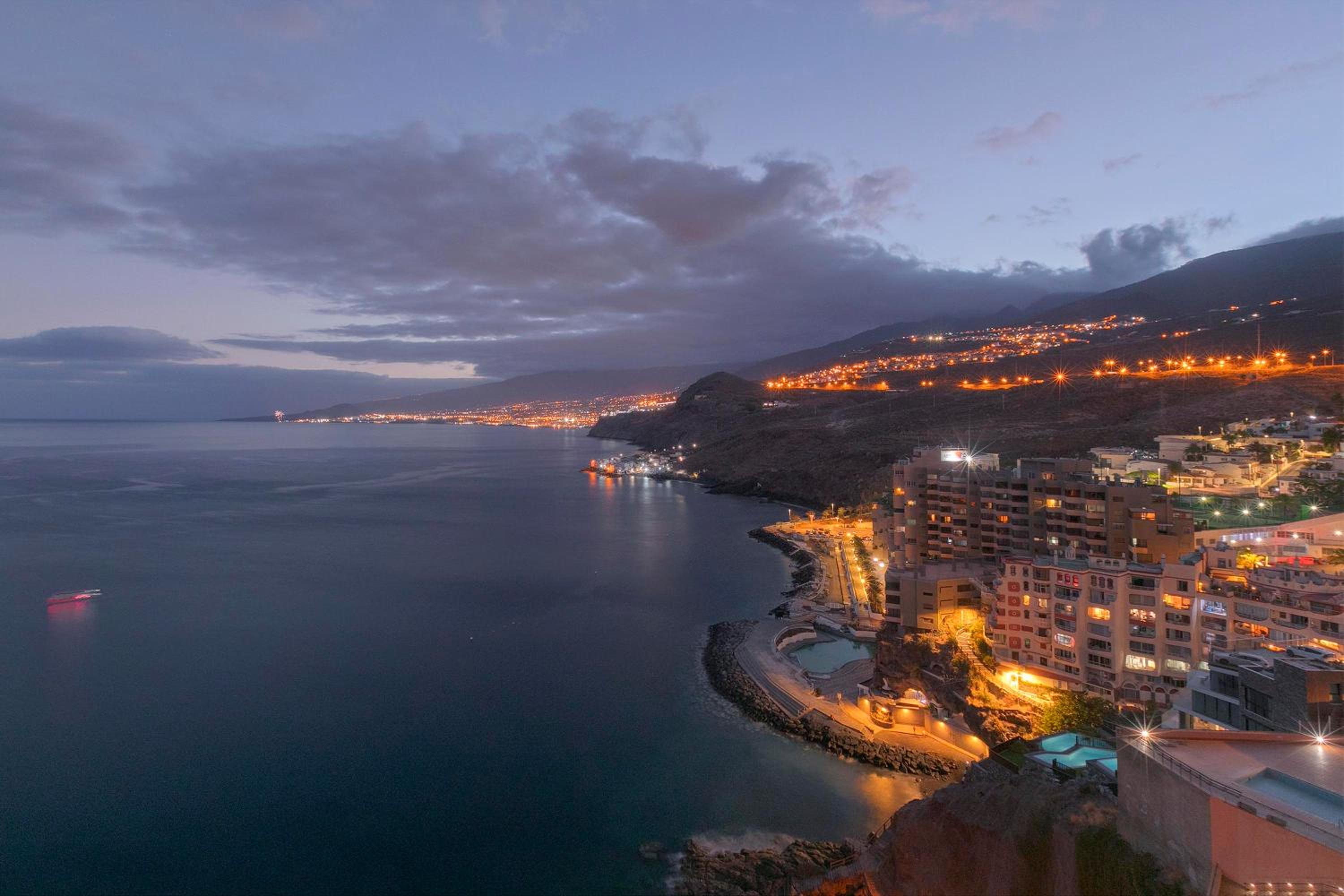 Beachfront Seaview Oasis - Private Terrace & Panoramic Ocean Views