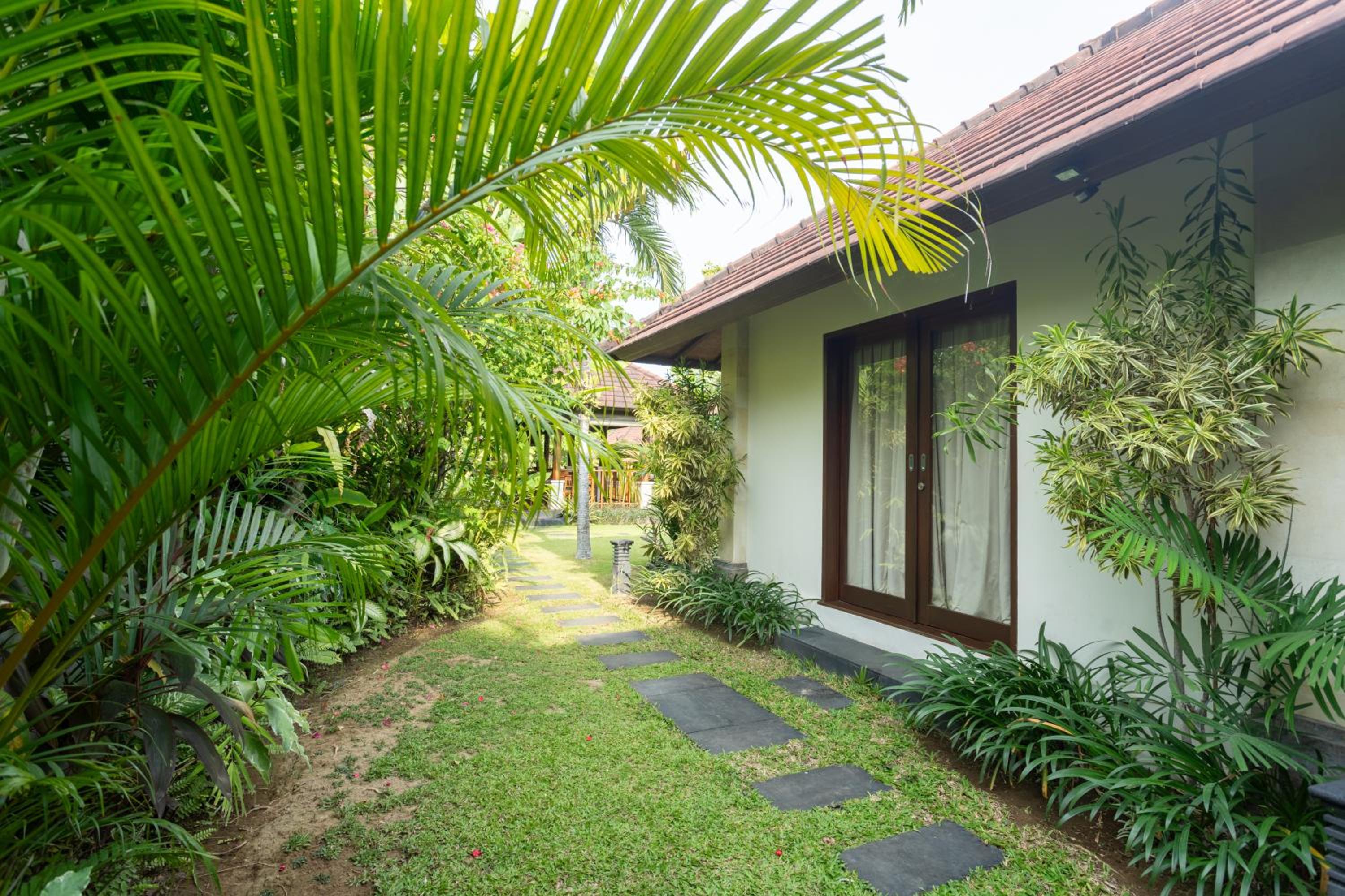 Spacious 4BR Private Estate w-Big Garden and Pool Central Seminyak