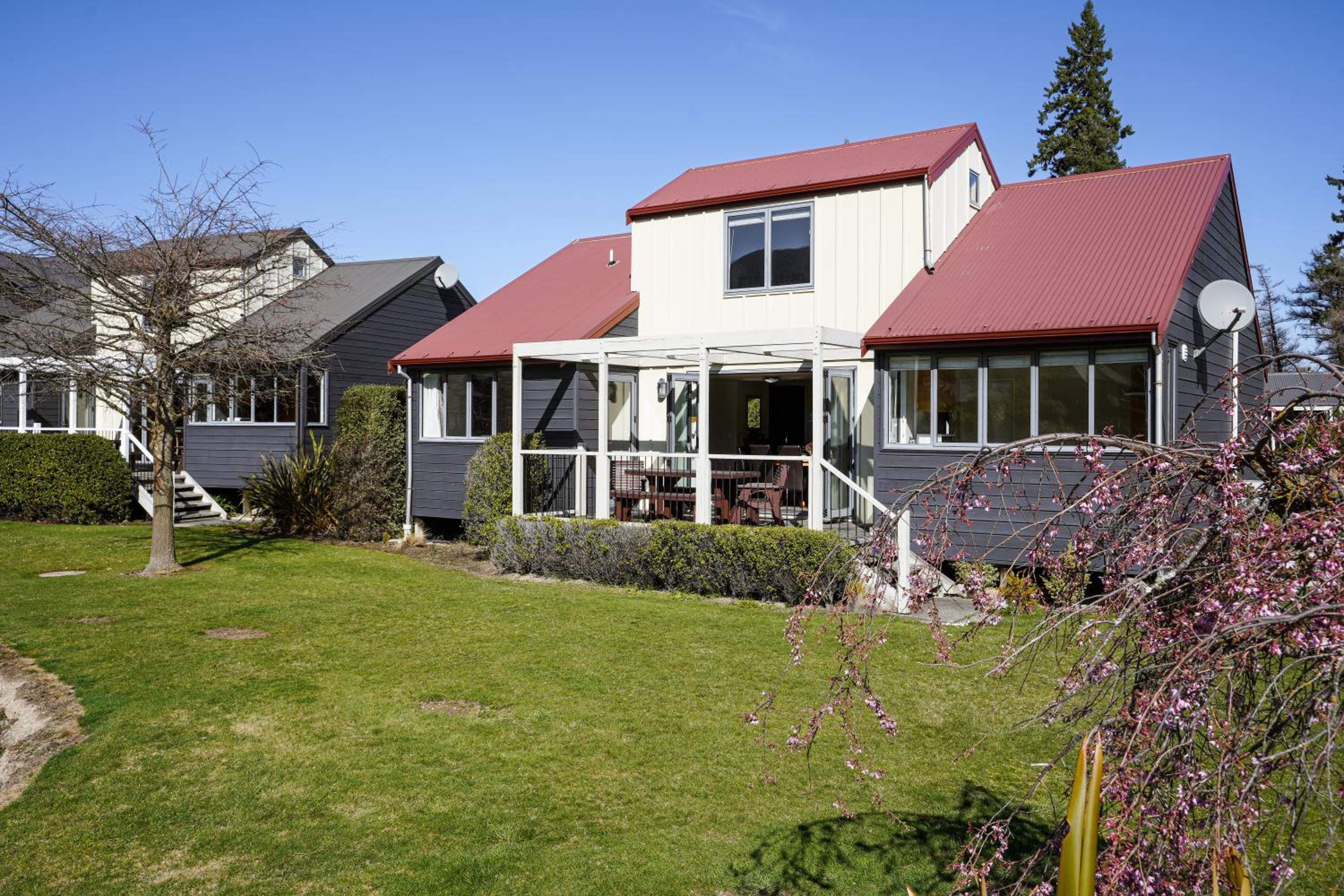 *** LAKE VILLA 458 *** view 3