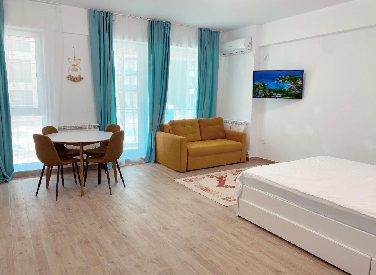 Summer memories by Meraki Studios Mamaia Nord view 2
