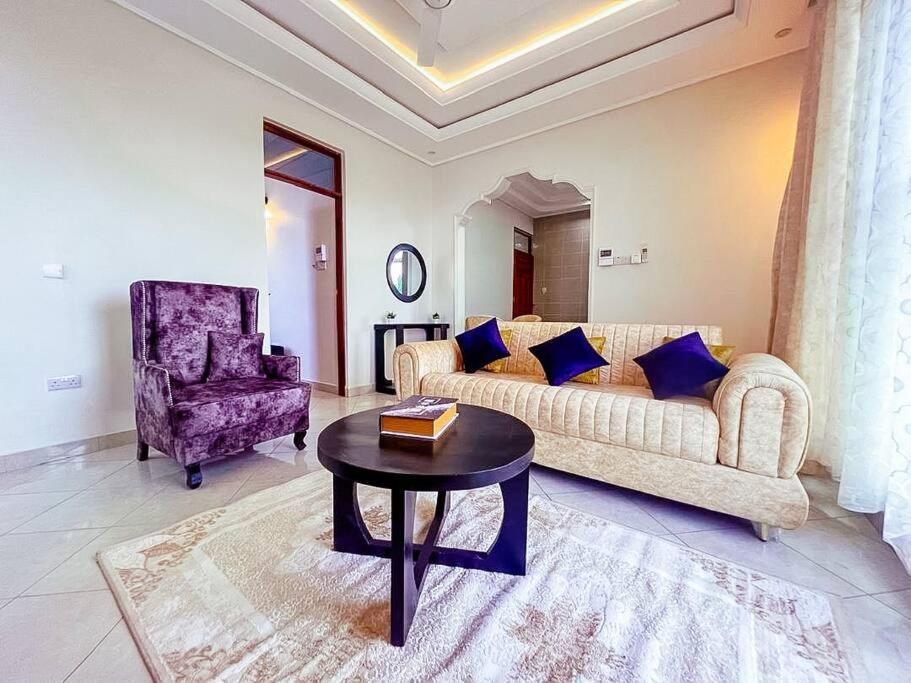 LEON HOUSE with NETFLIX & WiFi in SINZA