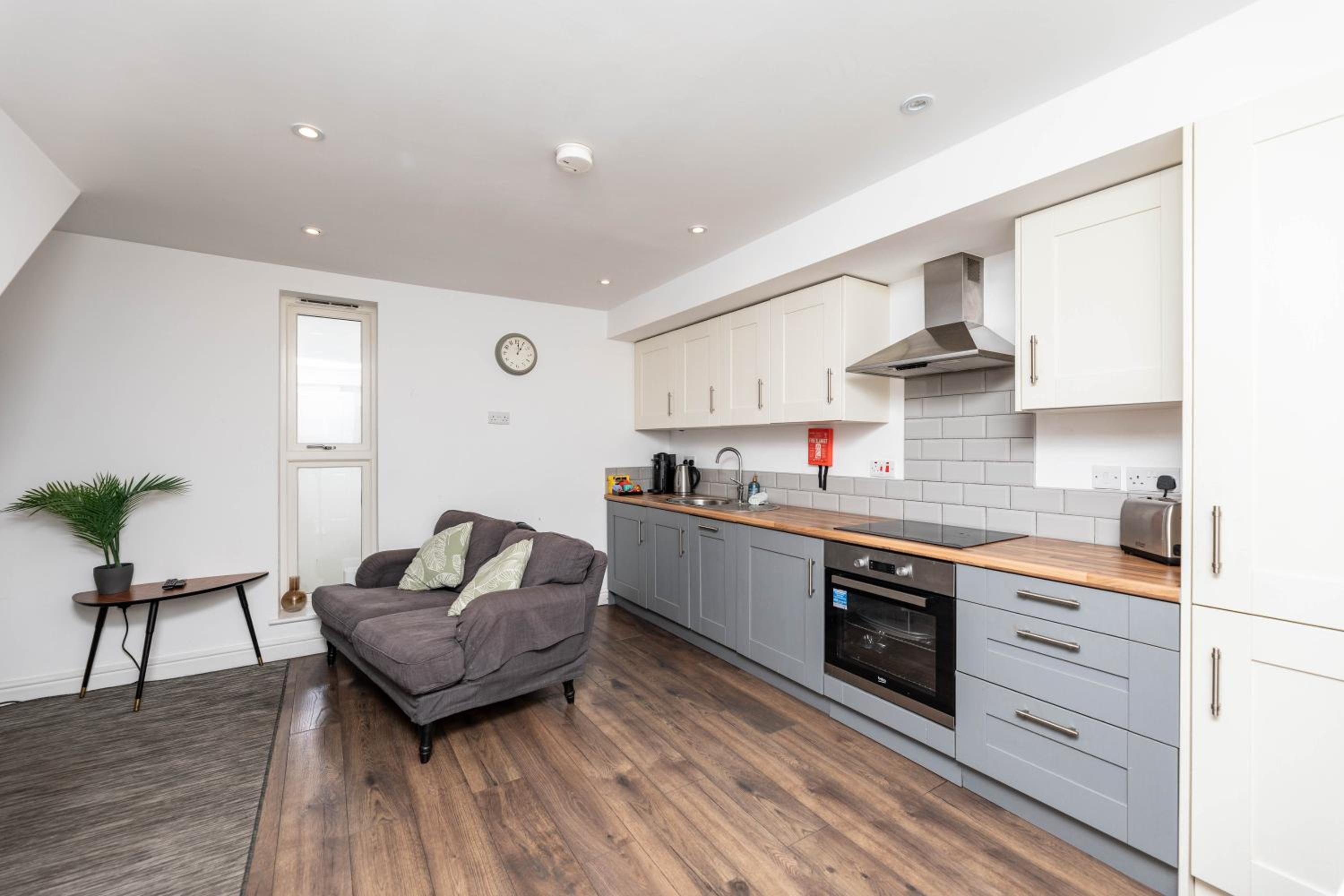 Spacious 2BR Duplex - 2Baths - 1min Walk to Arena & Nightlife view 3