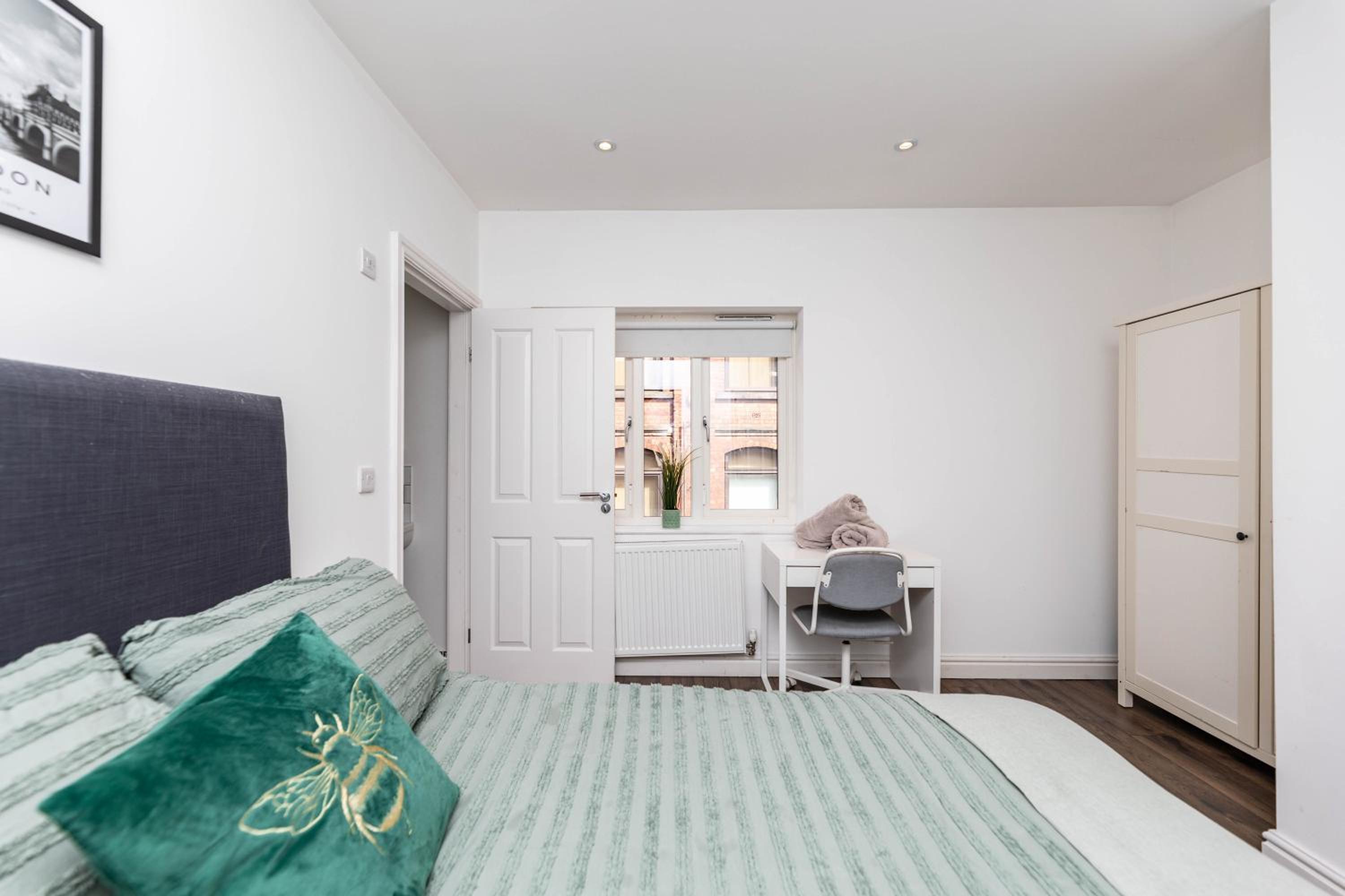 Spacious 2BR Duplex - 2Baths - 1min Walk to Arena & Nightlife view 4