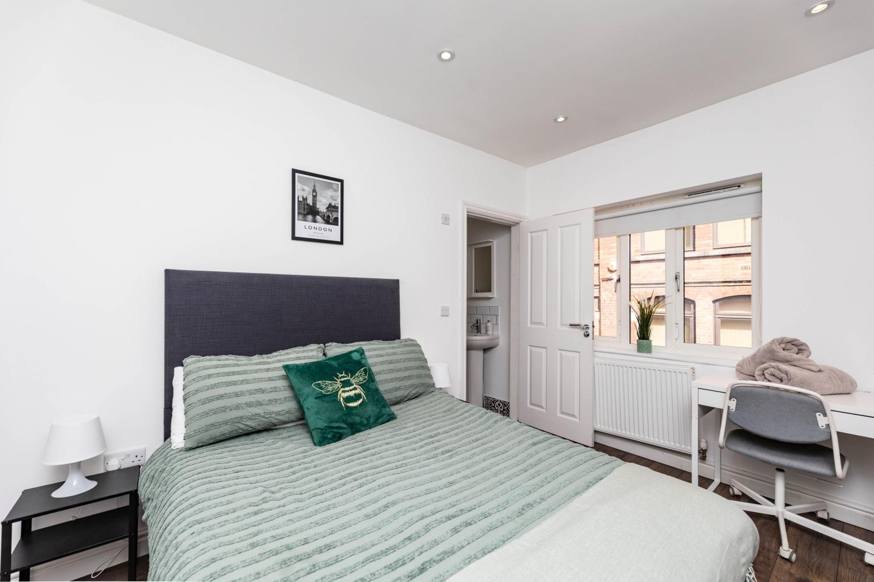 Spacious 2BR Duplex - 2Baths - 1min Walk to Arena & Nightlife view 2