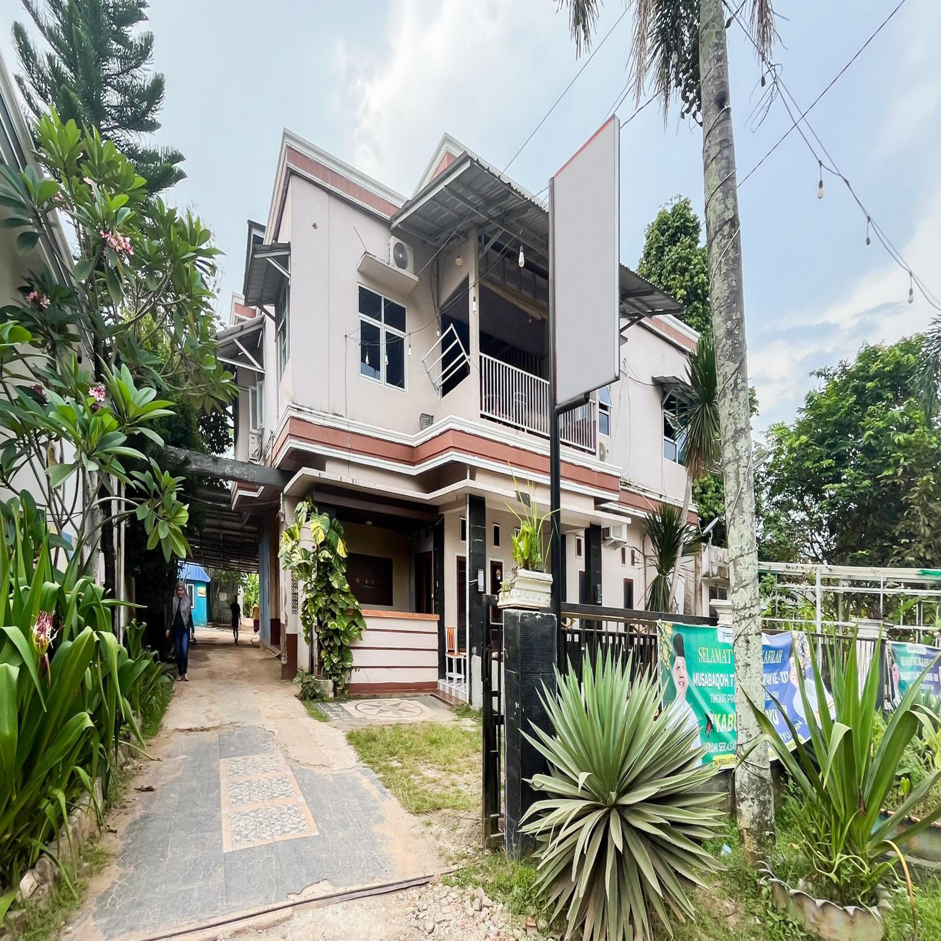 Graha Dirham Mitra RedDoorz view 2