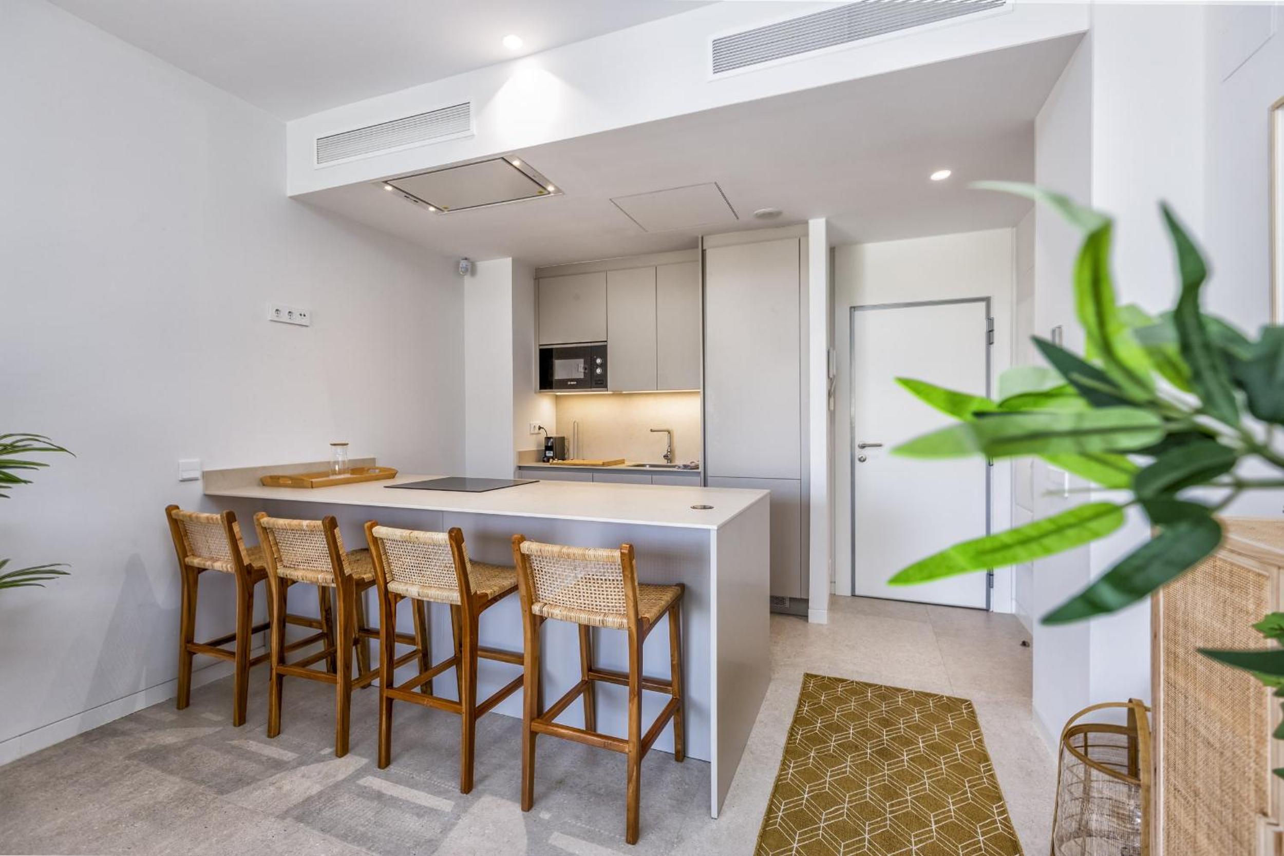 ViVi Homes - Toro Pool, Sauna, Gym & Beach