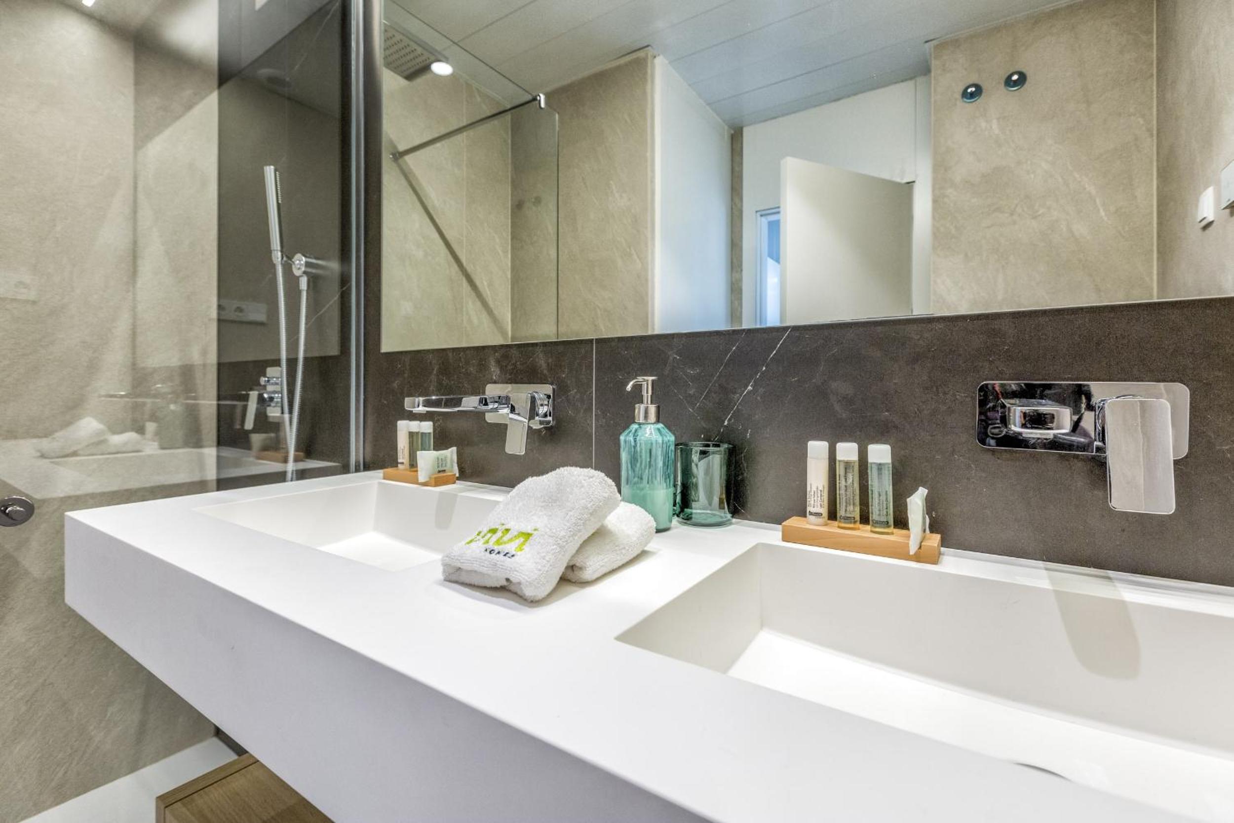 ViVi Homes - Toro Pool, Sauna, Gym & Beach