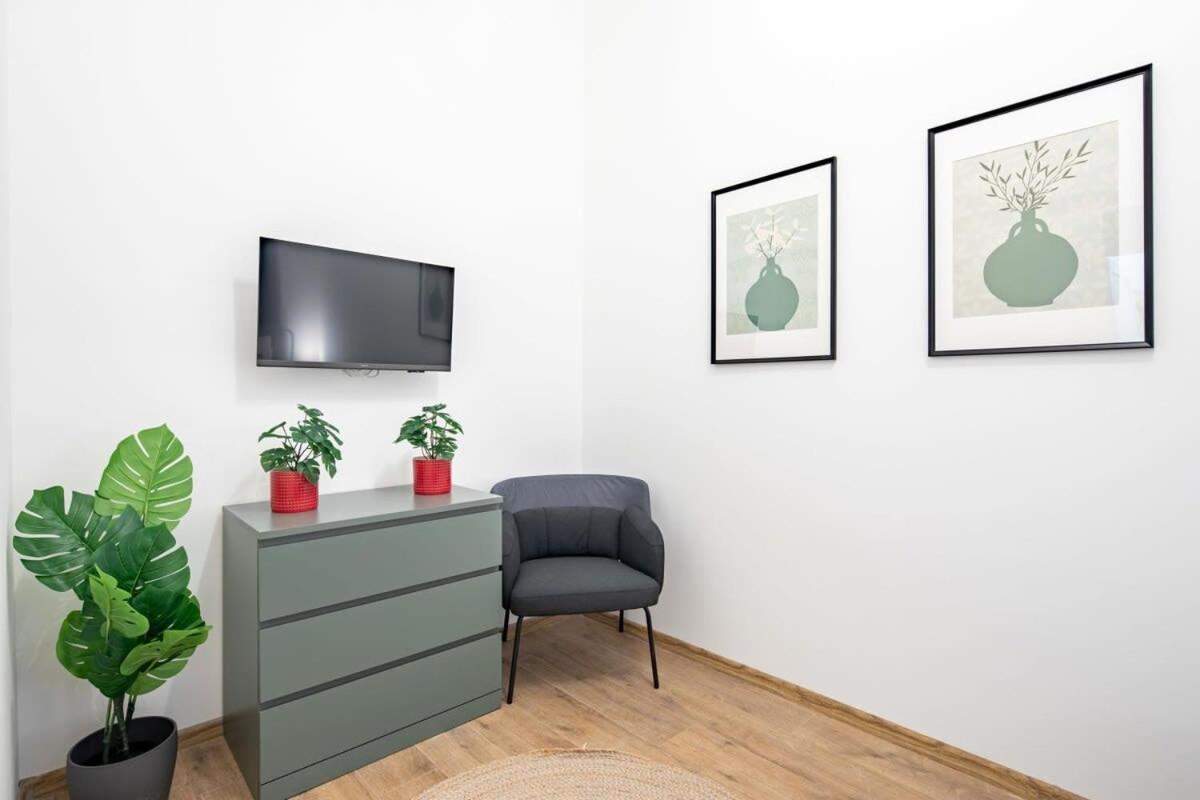 Central - NEW - Comfy AC Studio view 4