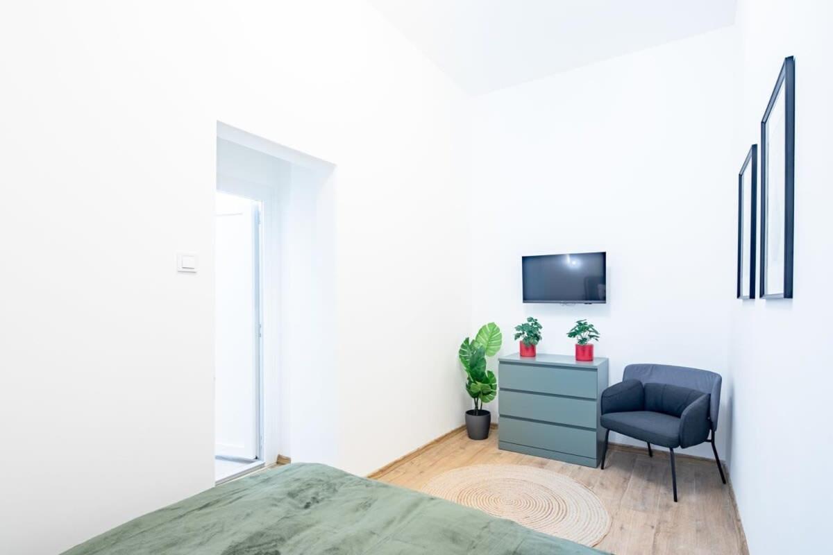 Central - NEW - Comfy AC Studio view 3