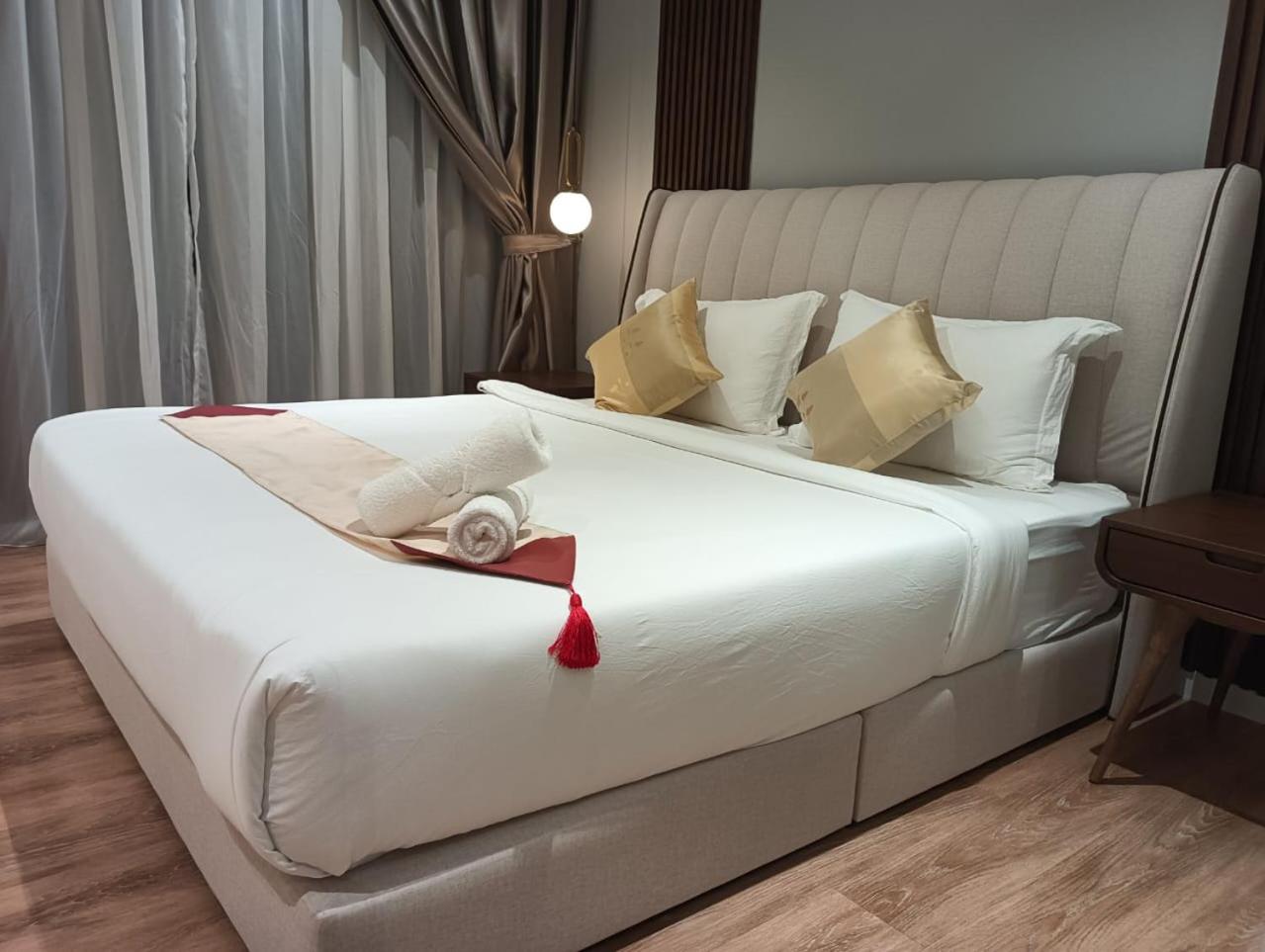 Balcony Suites Quill Residence