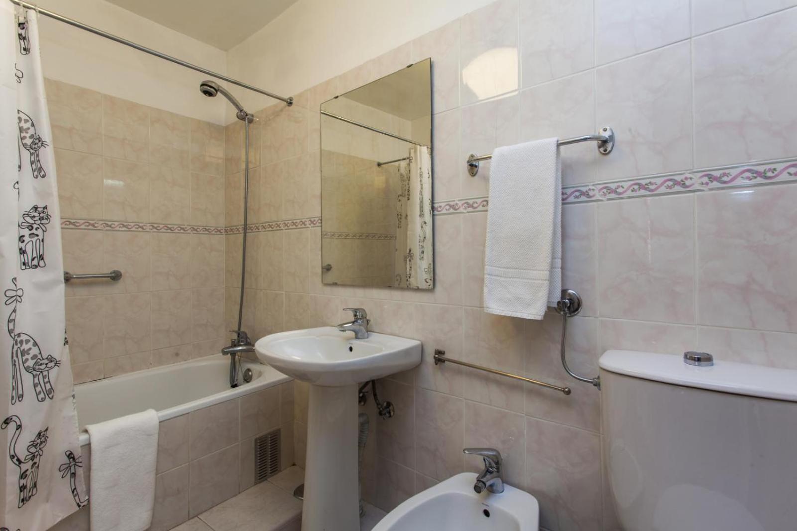 C2 Charming & Comfortable Apartment in a 18th Century Apartment in Bairro Alto! LIS Downtown view 2