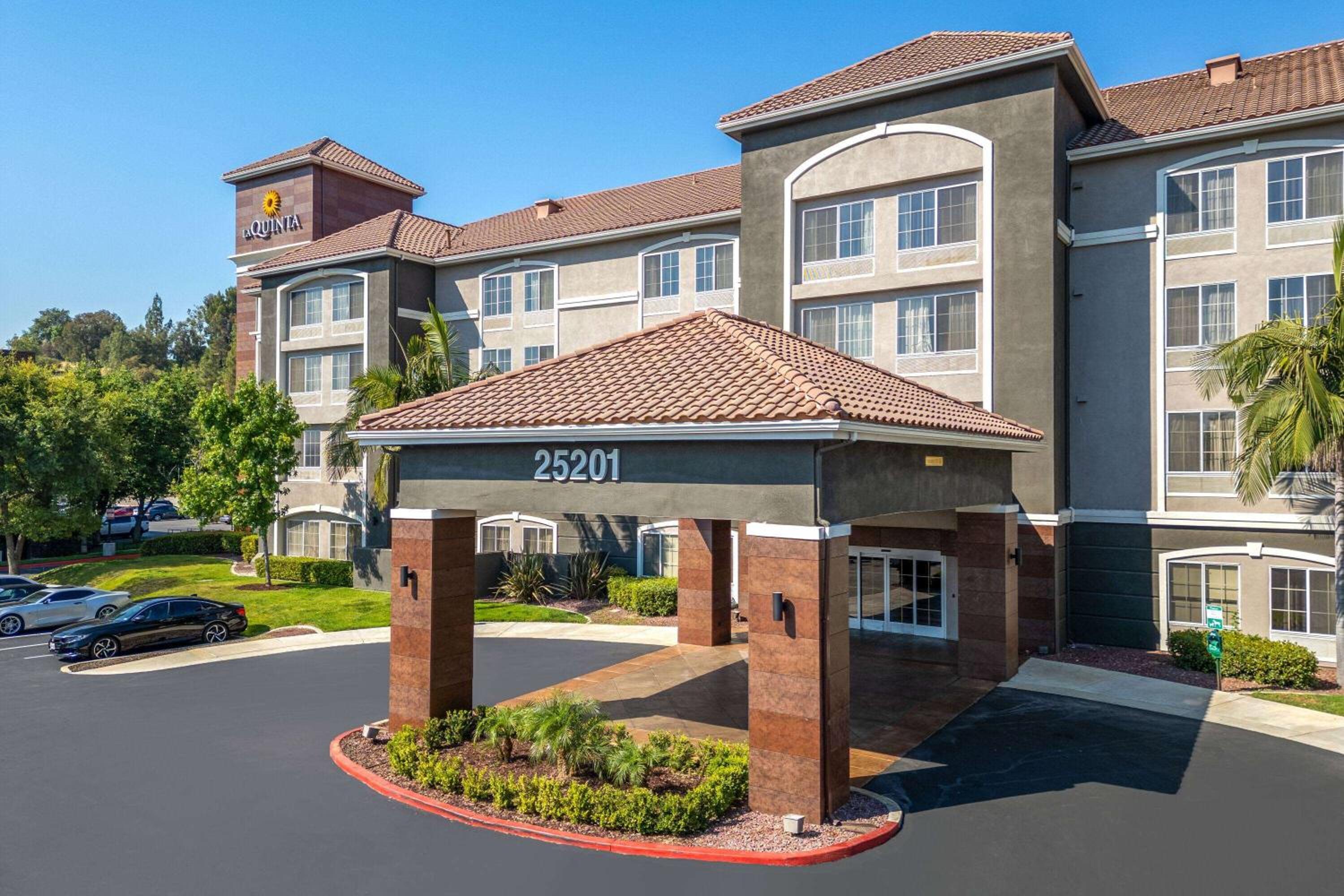 Hotel La Quinta by Wyndham Santa Clarita - Valencia - Image 1