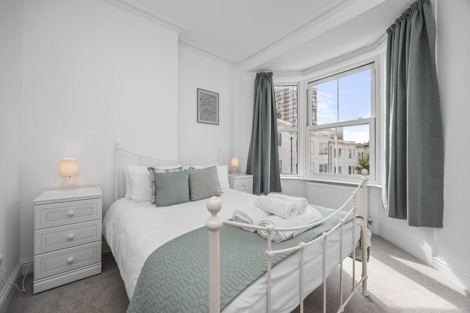 Spacious 2 Bed & 1 Bath - Close to Beach & City Centre