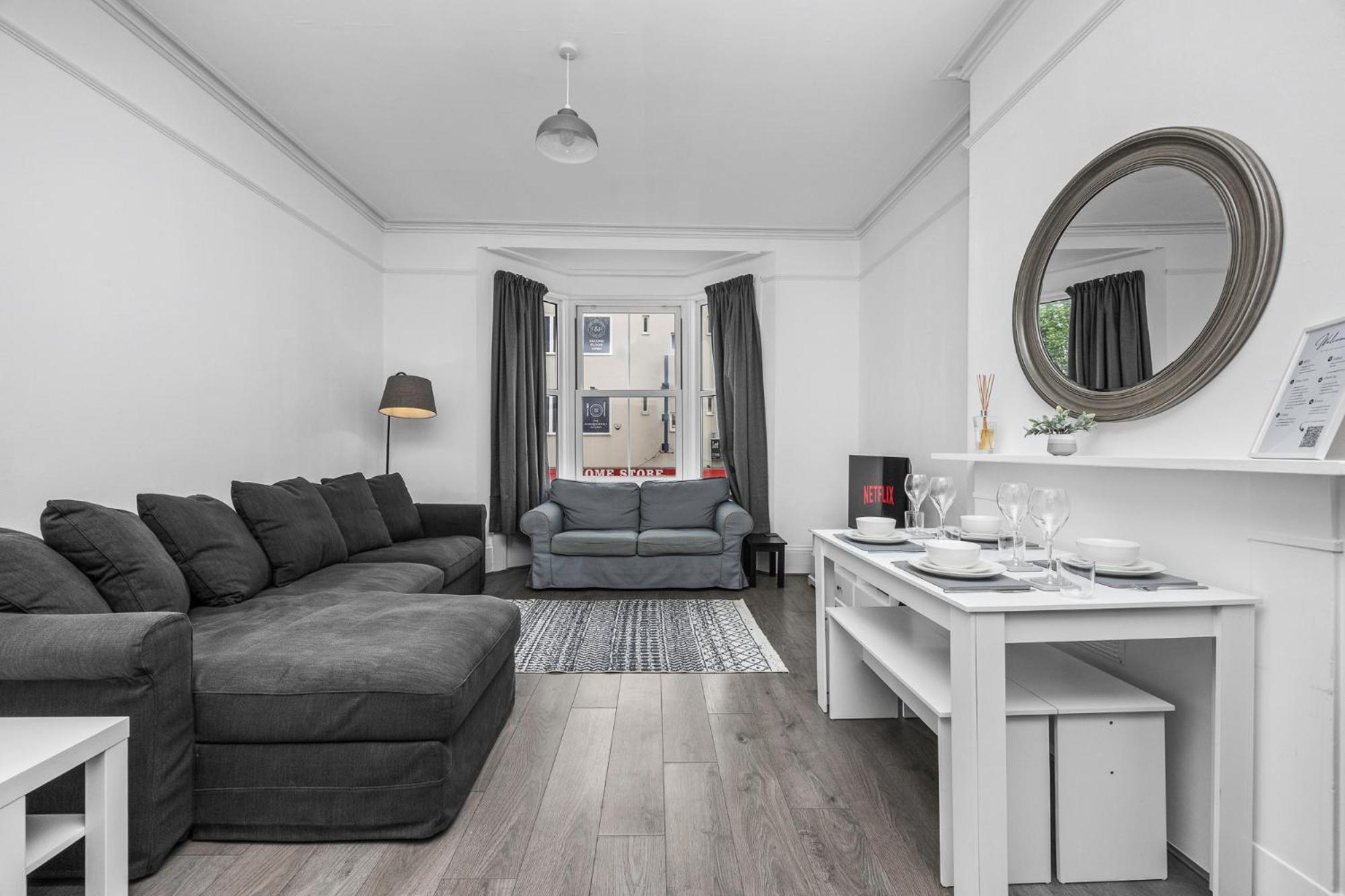 Spacious 2 Bed & 1 Bath - Close to Beach & City Centre
