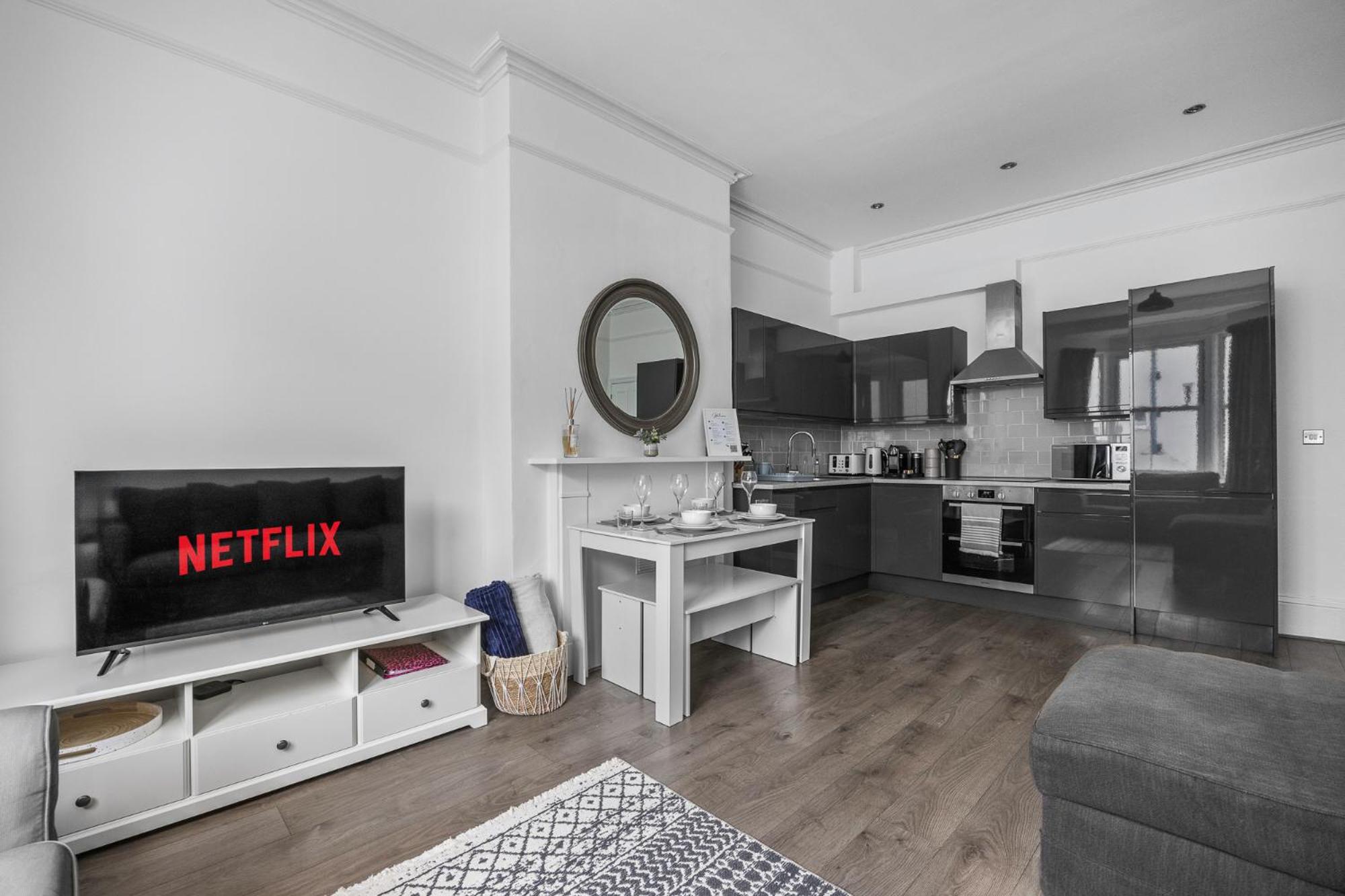 Spacious 2 Bed & 1 Bath - Close to Beach & City Centre
