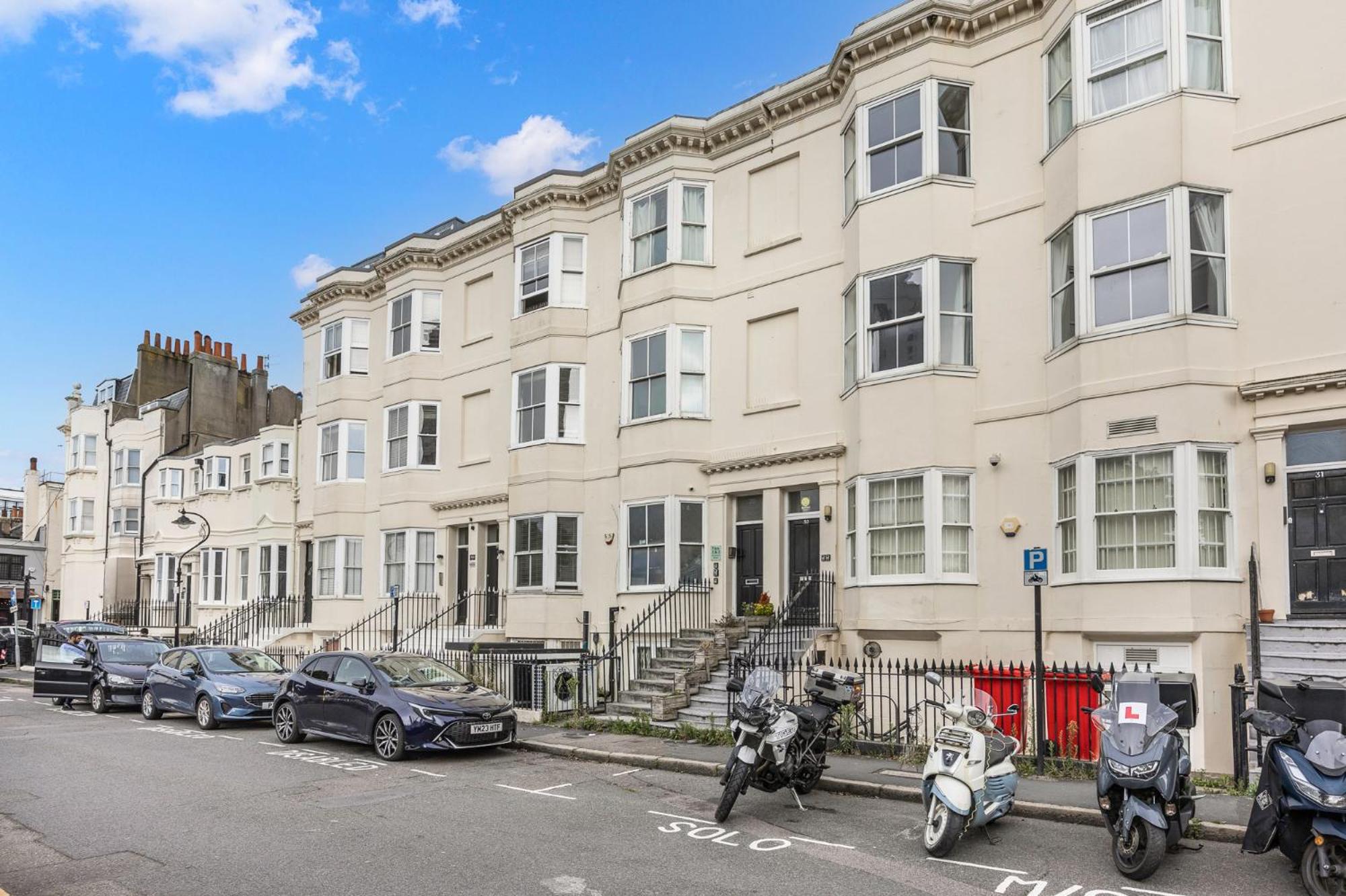 Spacious 2 Bed & 1 Bath - Close to Beach & City Centre