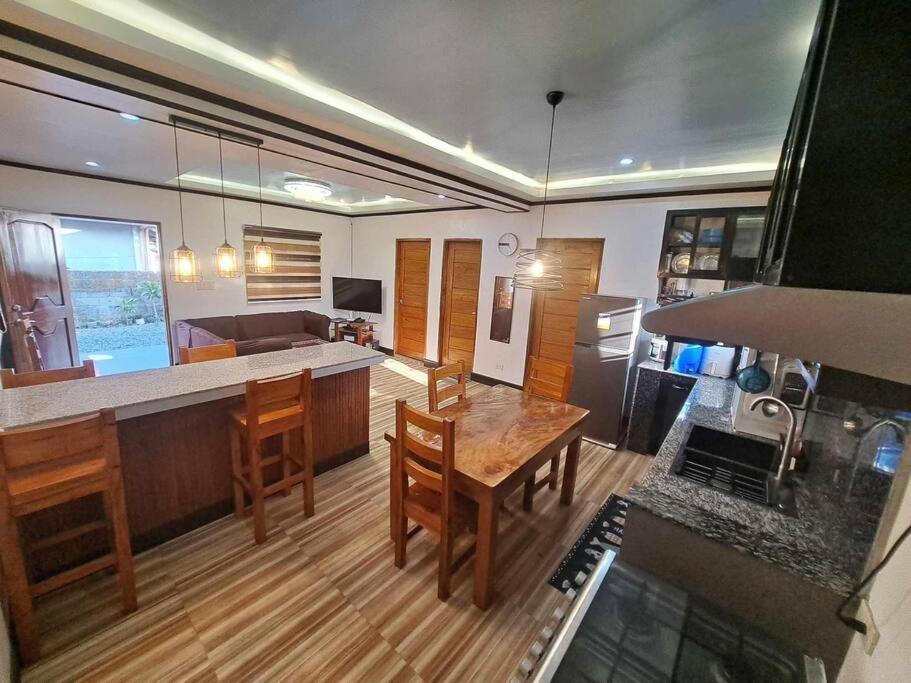 Anas Sweet Home w Wifi, Karaoke n Free Parking view 3