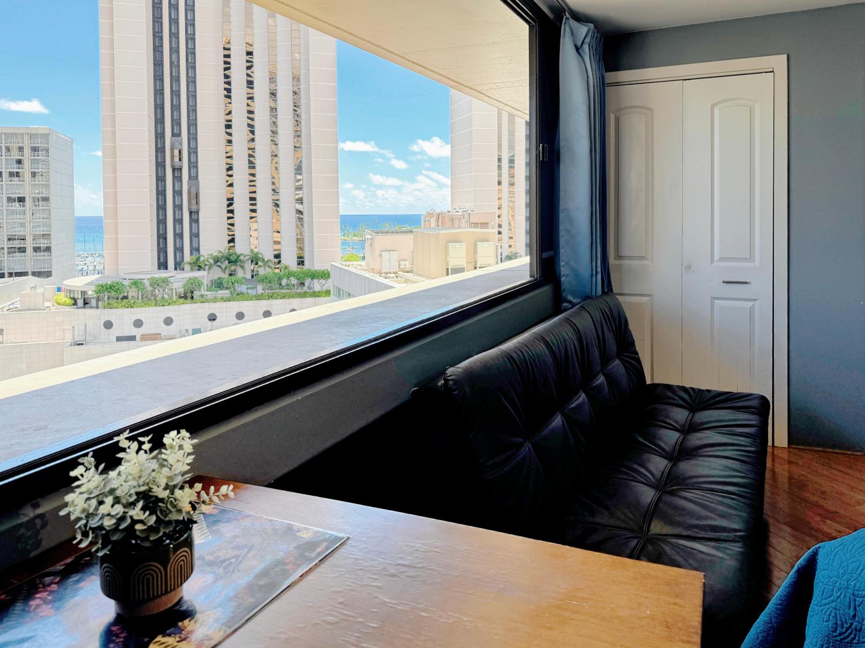Spacious Studio w/ Parking, beach/mall/park view 4