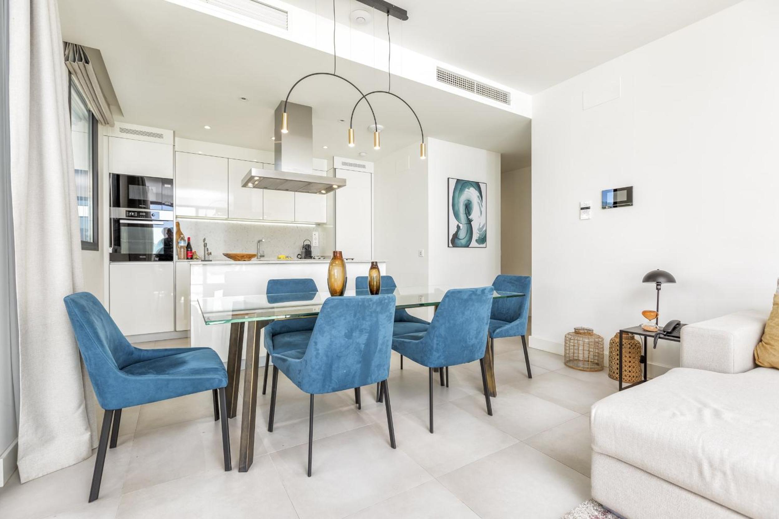 ViVi Homes - Las Palmas Pool, Sauna, Gym & Beach