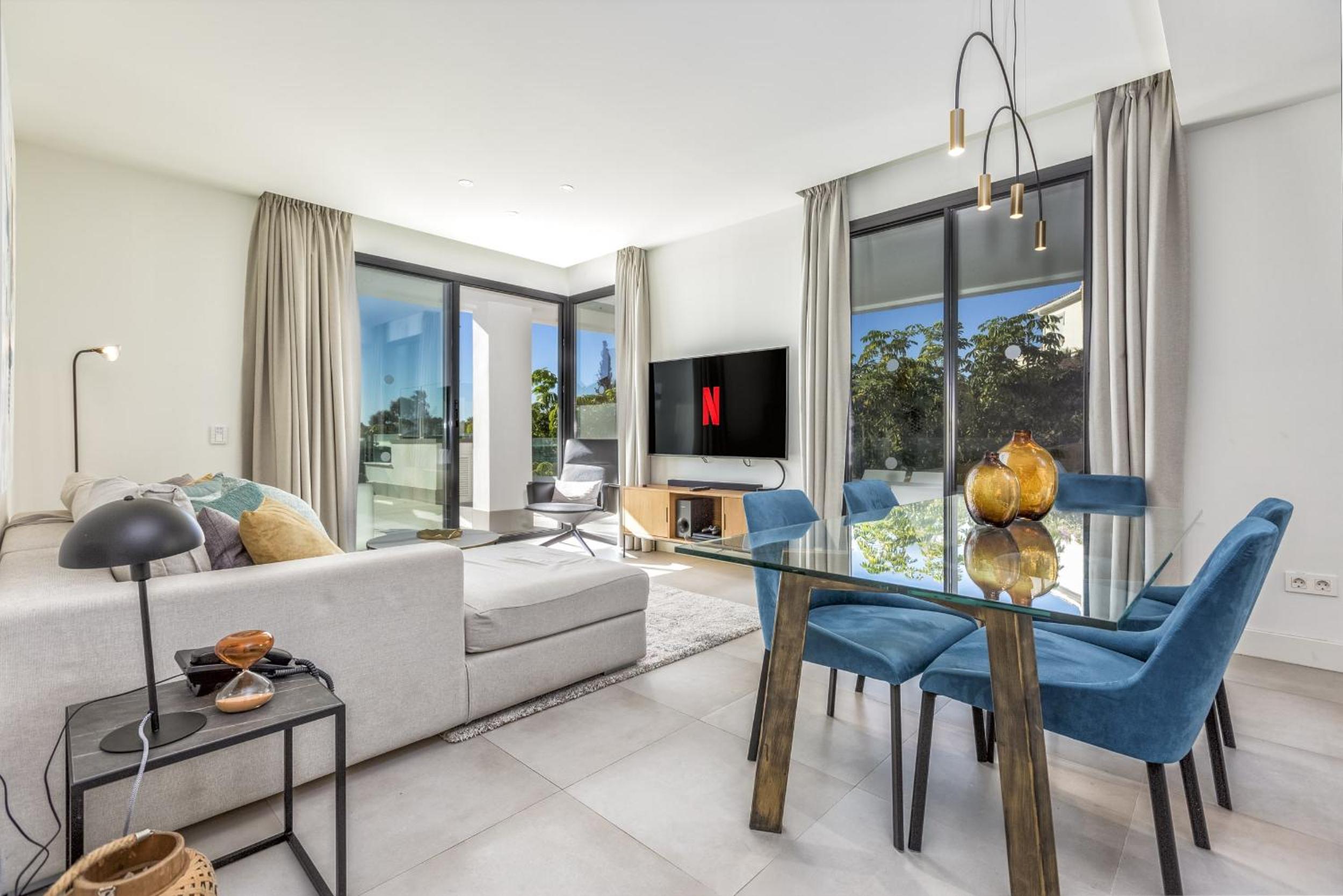 ViVi Homes - Las Palmas Pool, Sauna, Gym & Beach