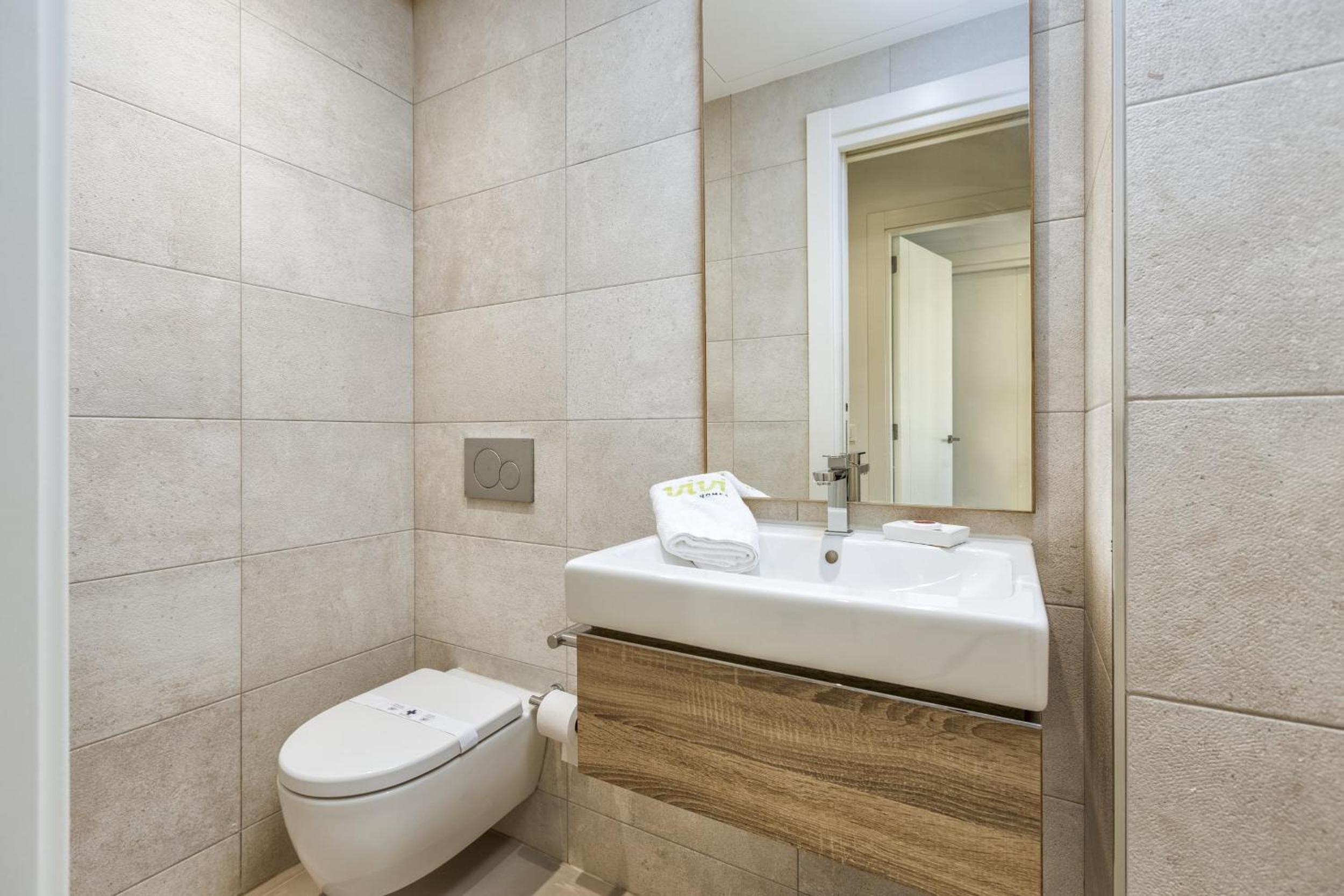 ViVi Homes - Las Palmas Pool, Sauna, Gym & Beach