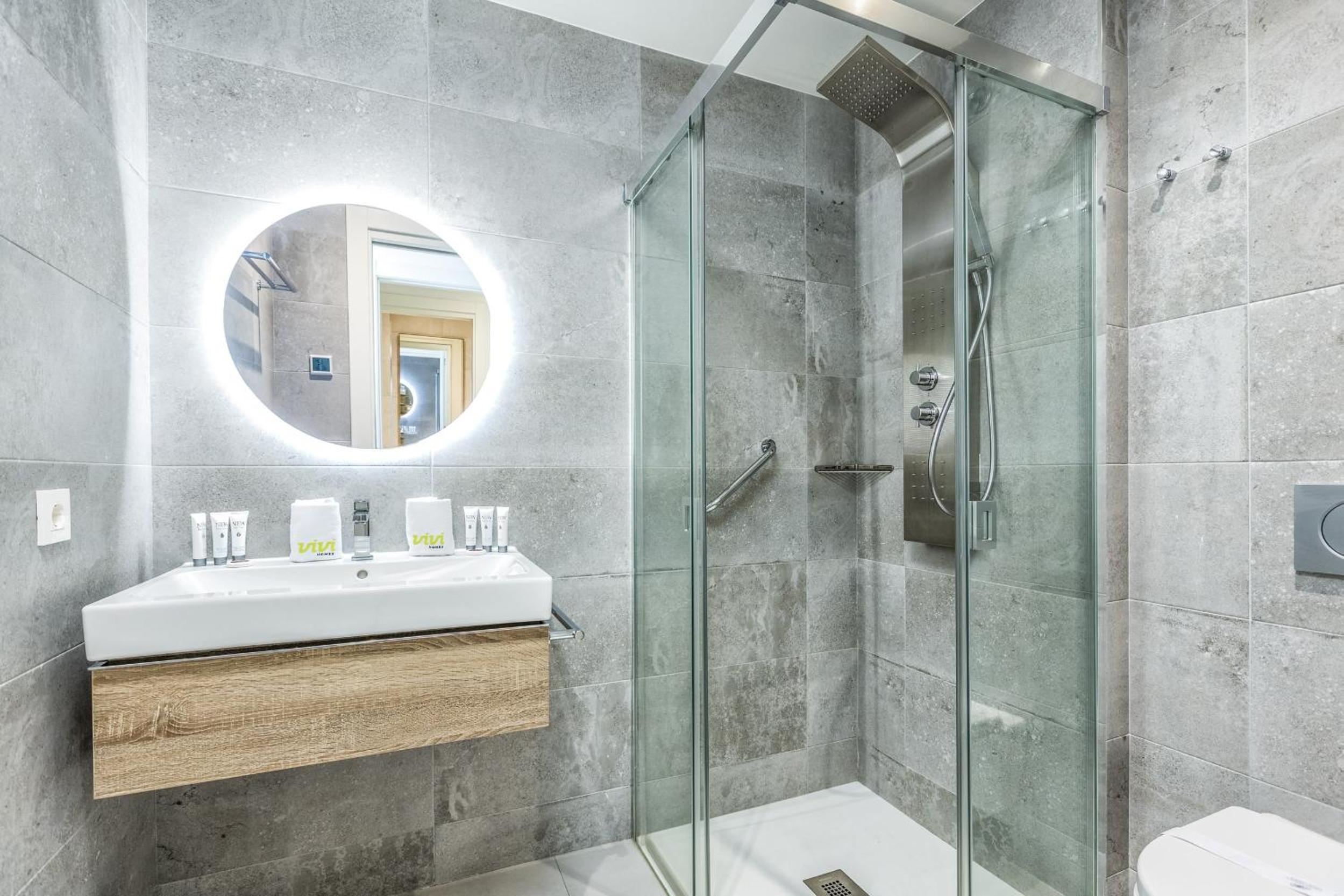 ViVi Homes - Las Palmas Pool, Sauna, Gym & Beach