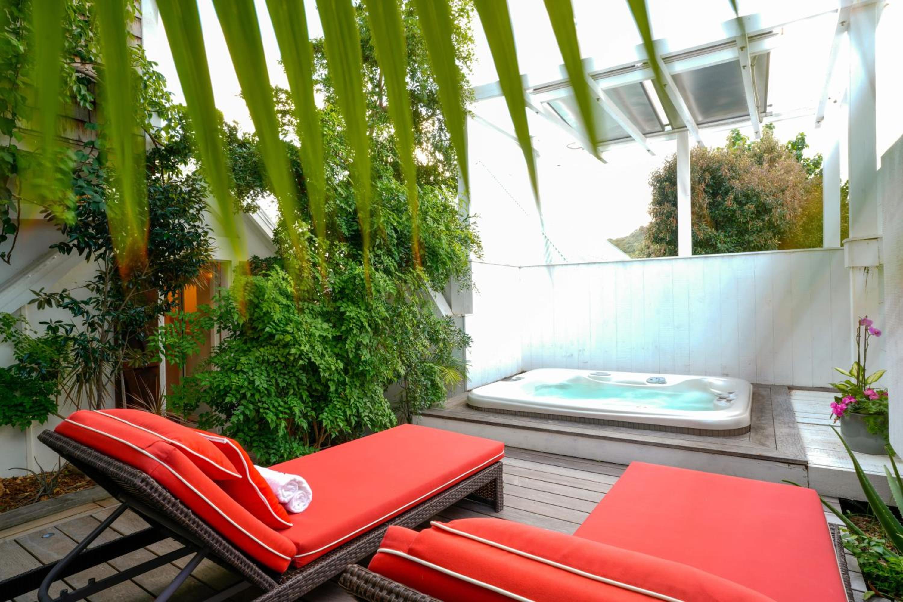 Romantic Bungalow near Beach with Shared Pool