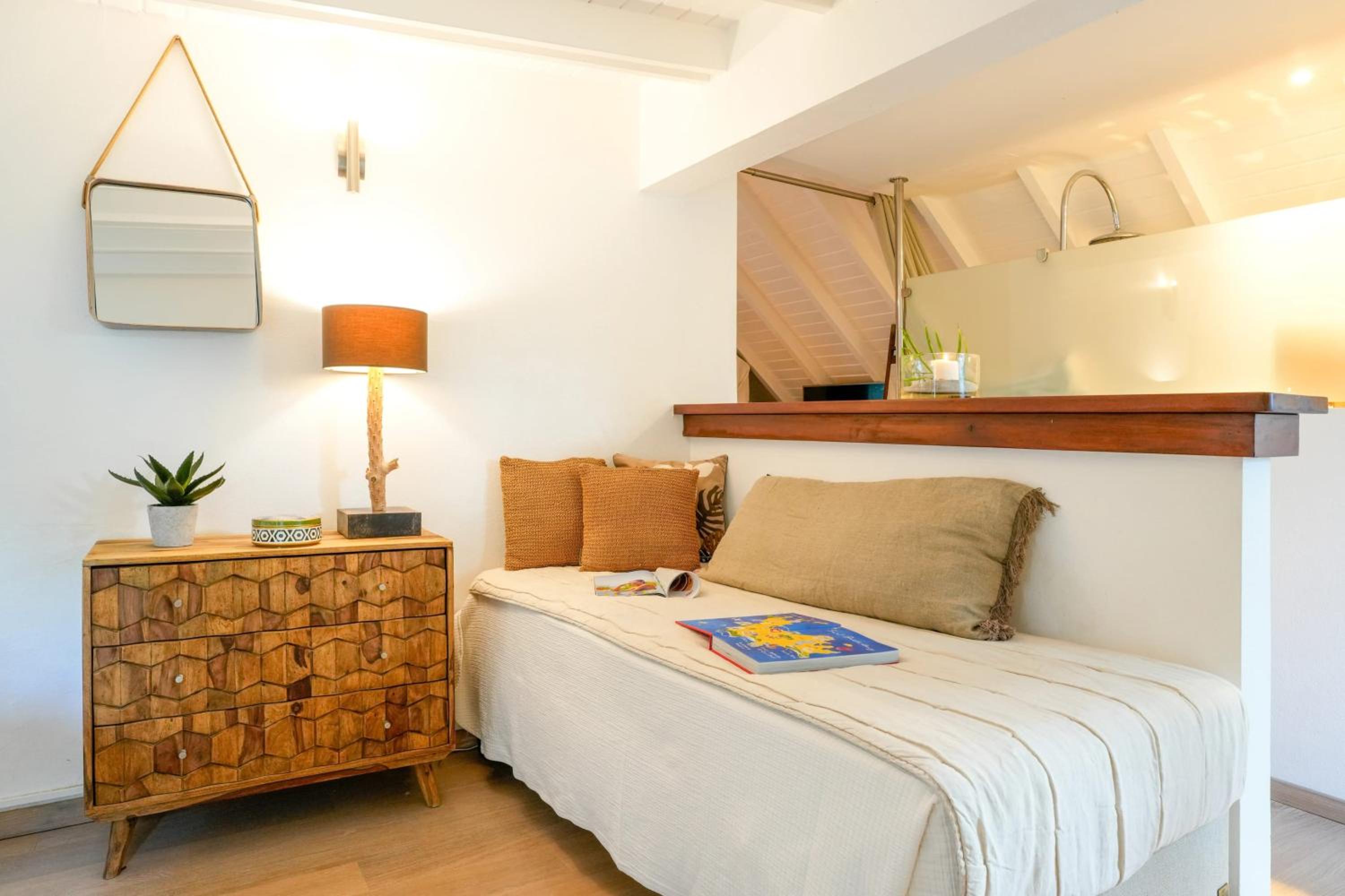 Romantic Bungalow near Beach with Shared Pool