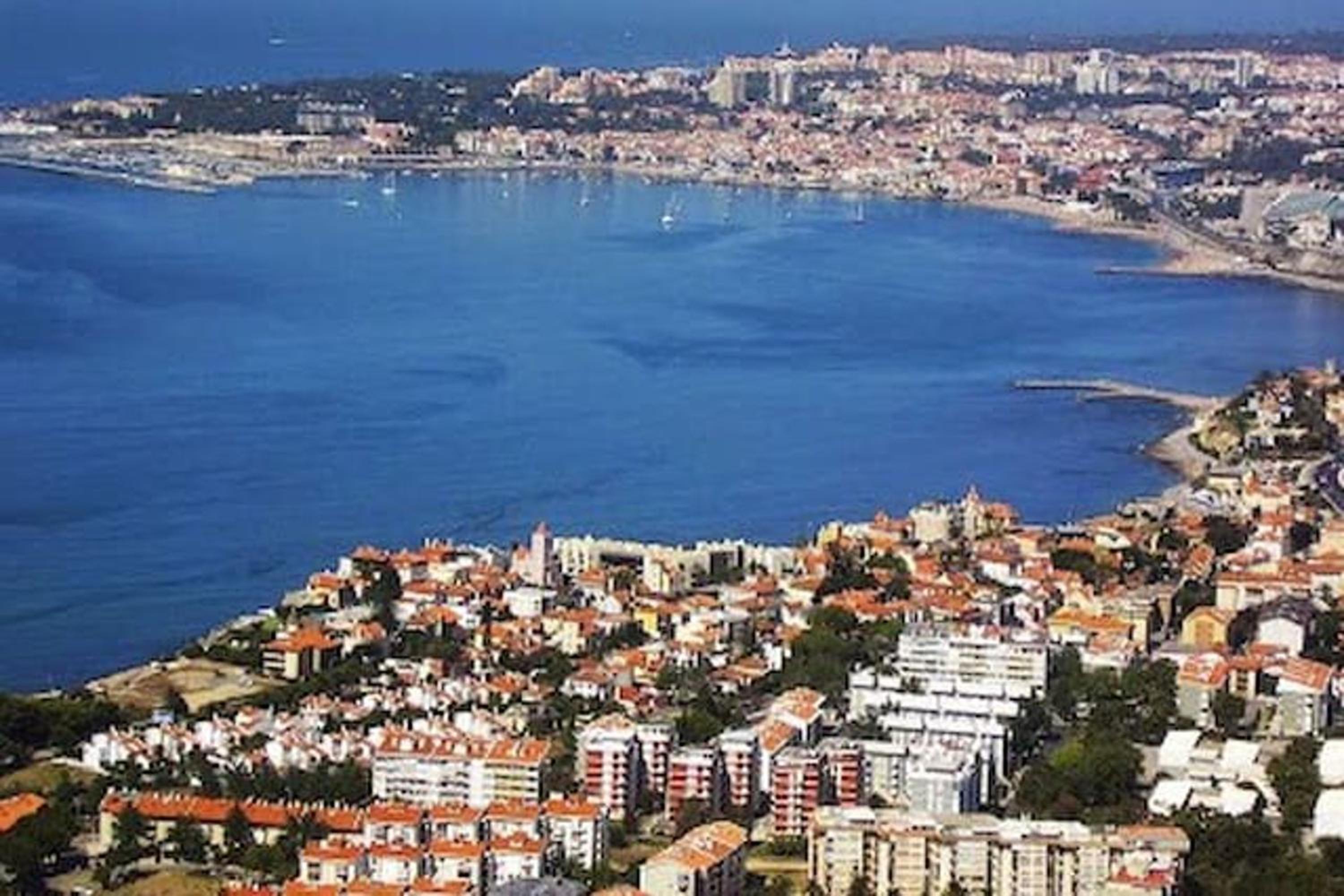 Elegant Apartment in Cascais with Fireplace - 80 m² view 4