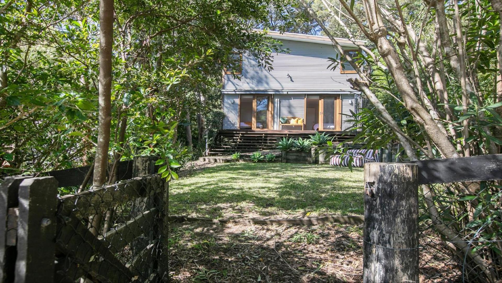 Pet Friendly and Easy Walk To Macmasters Beach